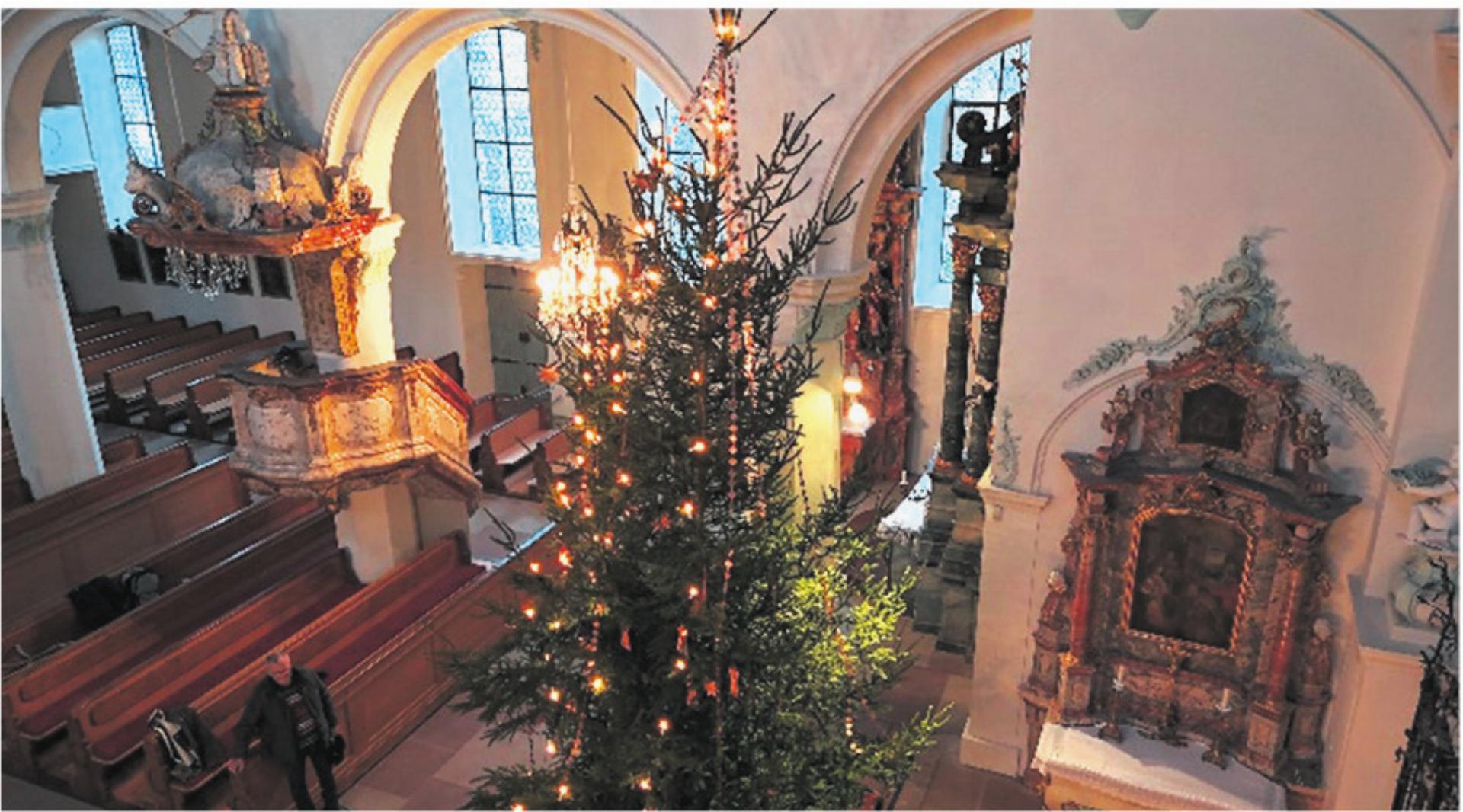 Die Chlausengilde schmückt auch den Christbaum - Das Bild wird blockiert. – Möglicherweise durch einen aktiven Adblocker.