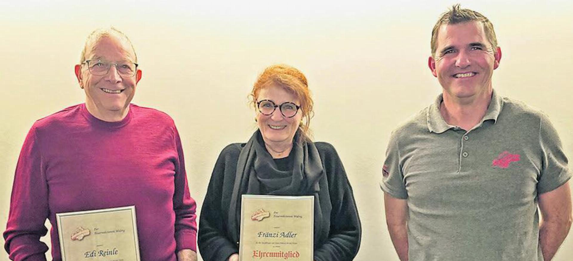 Die beiden neuen Ehrenmitglieder Edi Reinle und Fränzi Adler mit dem Vereinspräsidenten Ruedi Meyer (von links). Foto: zVg
