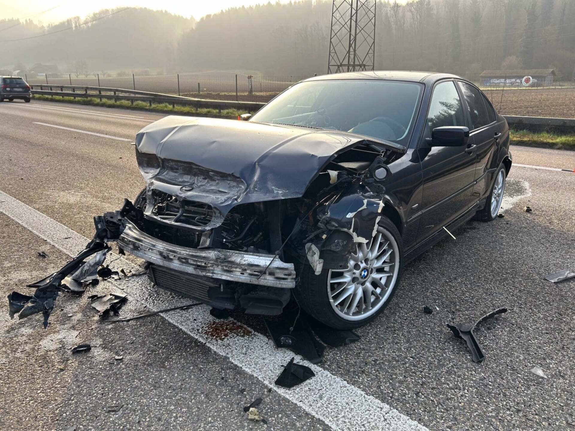 Rheinfelden: Automobilist kollidiert heftig mit der Mittelleitplanke  - Das Bild wird blockiert. – Möglicherweise durch einen aktiven Adblocker.