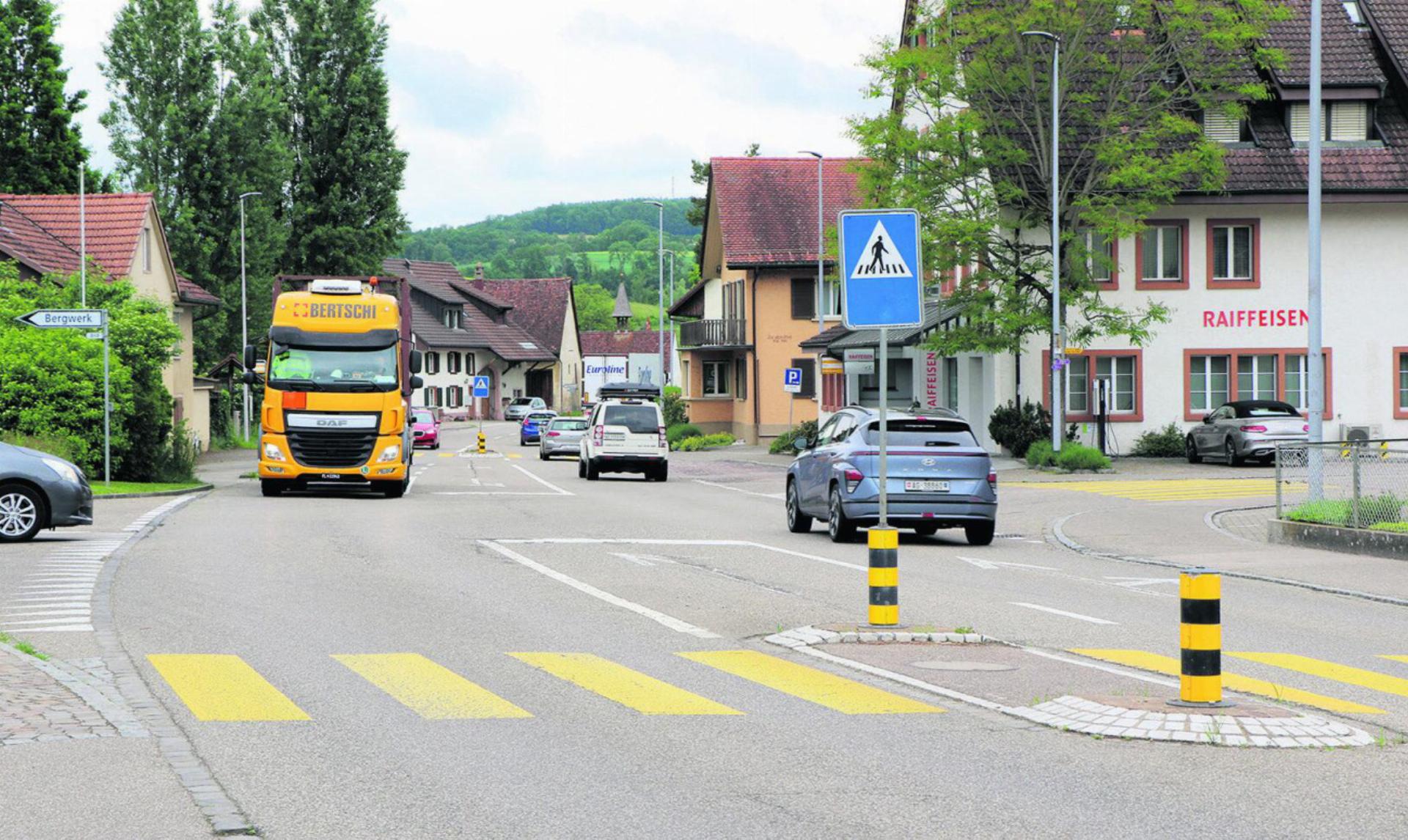 Die Hauptstrasse K107 soll saniert werden, damit verbunden ist eine Neugestaltung im Dorfzentrum von Herznach. Foto: Paul Roppel