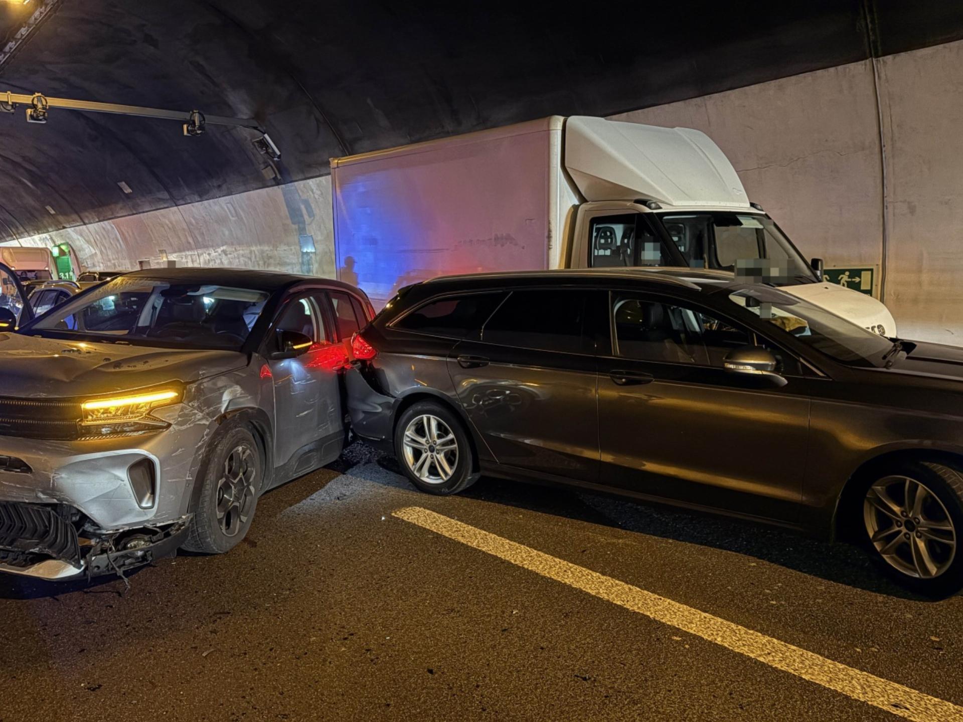 Auffahrkollisionen im Bareggtunnel führen zu Verkehrsbehinderungen - Das Bild wird blockiert. – Möglicherweise durch einen aktiven Adblocker.