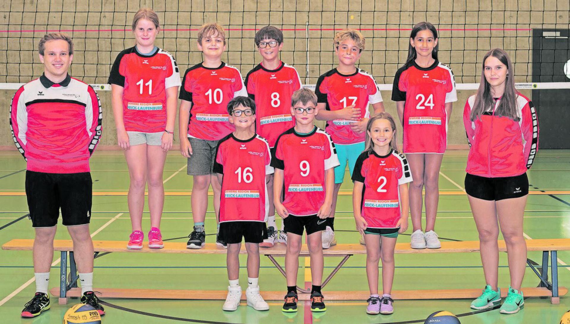 Ein Teil des neuen U13-Teams von Volley Smash 05 Laufenburg-Kaisten mit Trainer und Trainerin. Foto: zVg