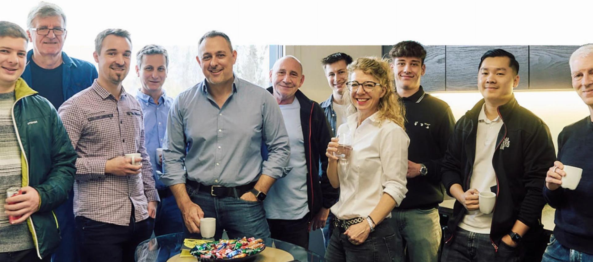 Das junge Unternehmen von Steven Keller (Fünfter von links) und Simone Keller ist gut gestartet. Foto: zVg