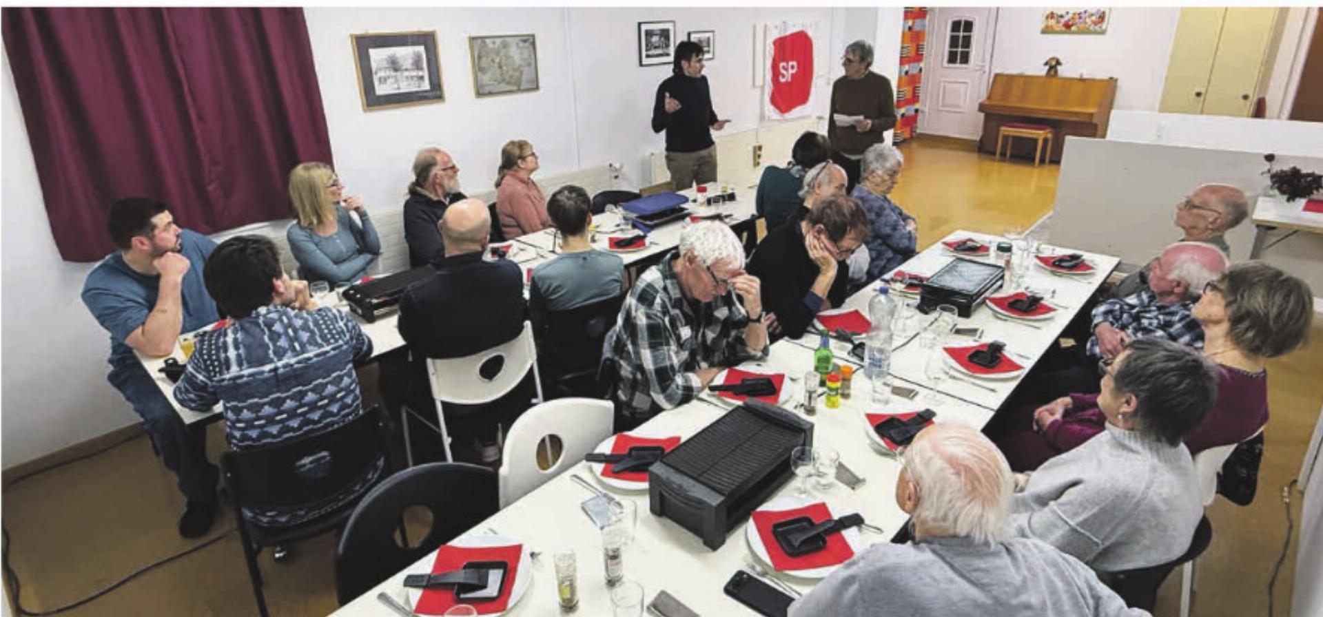 DISKUTIEREN UND ESSEN IN KAISTEN - Das Bild wird blockiert. – Möglicherweise durch einen aktiven Adblocker.