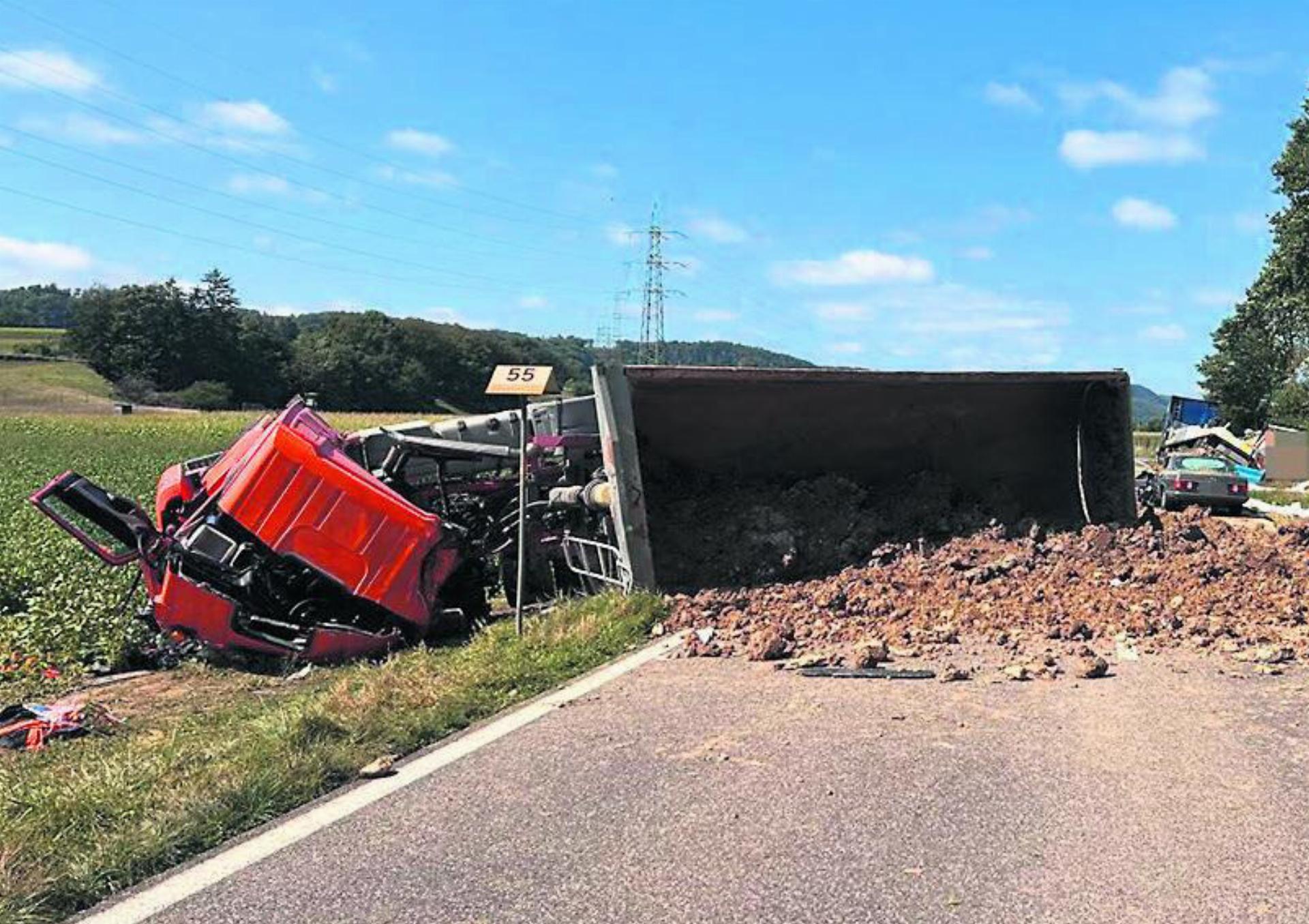 Lastwagenfahrer tödlich verletzt