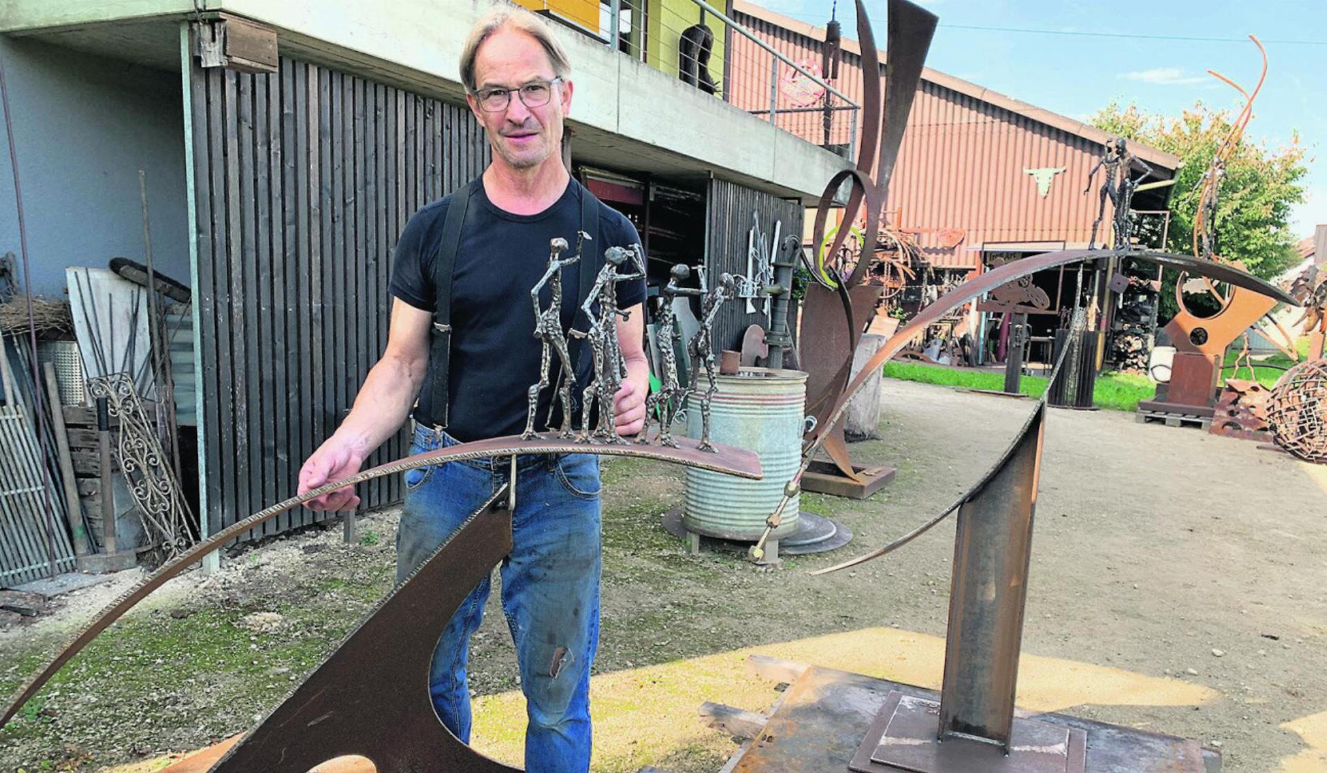 Daniel Schwarz mit einem seiner neusten Werke – Mannli, die sich perfekt ausbalanciert im Wind frei bewegen. Foto: sir