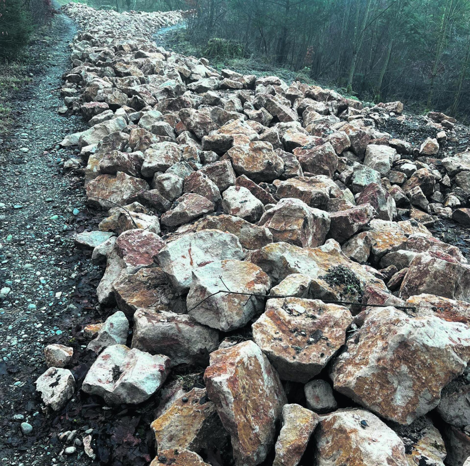 Die Felsbrocken werden voraussichtlich im Januar mit einem mobilen Steinbrecher zerkleinert. Wegen des Wetters kam es zu Verzögerungen. Foto: Valentin Zumsteg