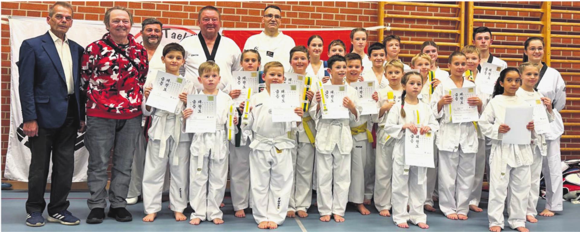 Gute und sehr gute Noten für Taekwondo-Schüler