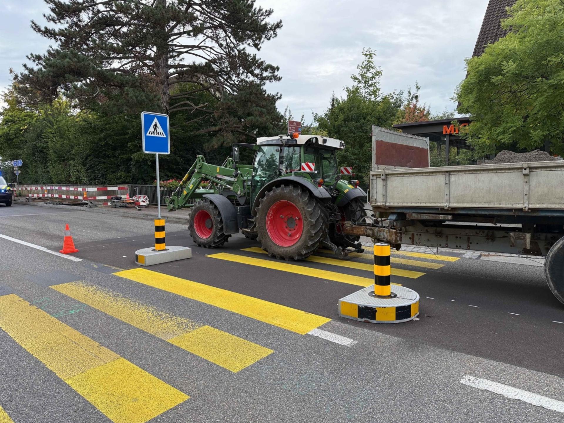 Frick: Fussgänger nach Kollision mit Traktor im Spital verstorben - Das Bild wird blockiert. – Möglicherweise durch einen aktiven Adblocker.