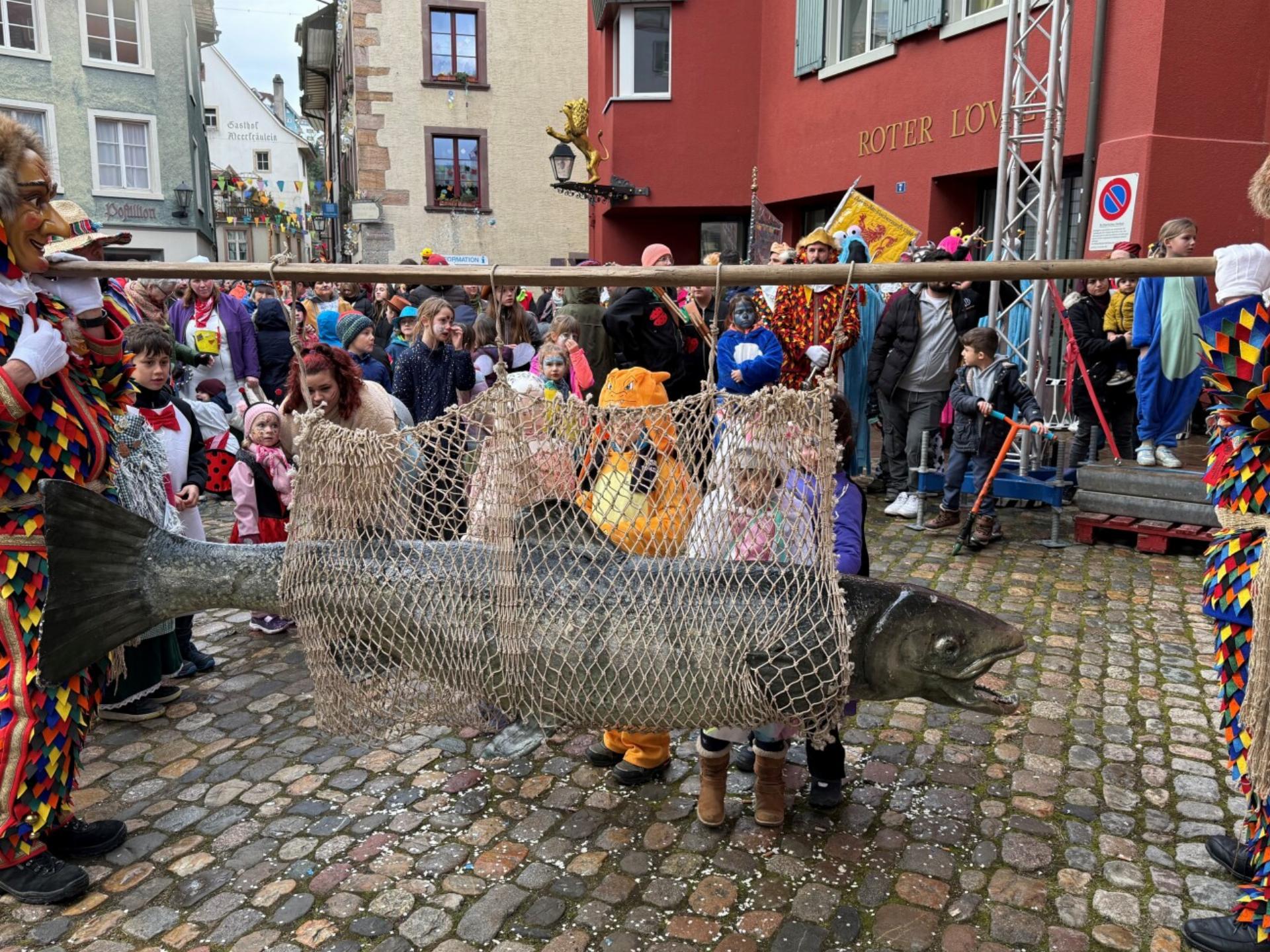 Der Salm ist im Netz: die Laufenburger Städtlefasnacht ist eröffnet