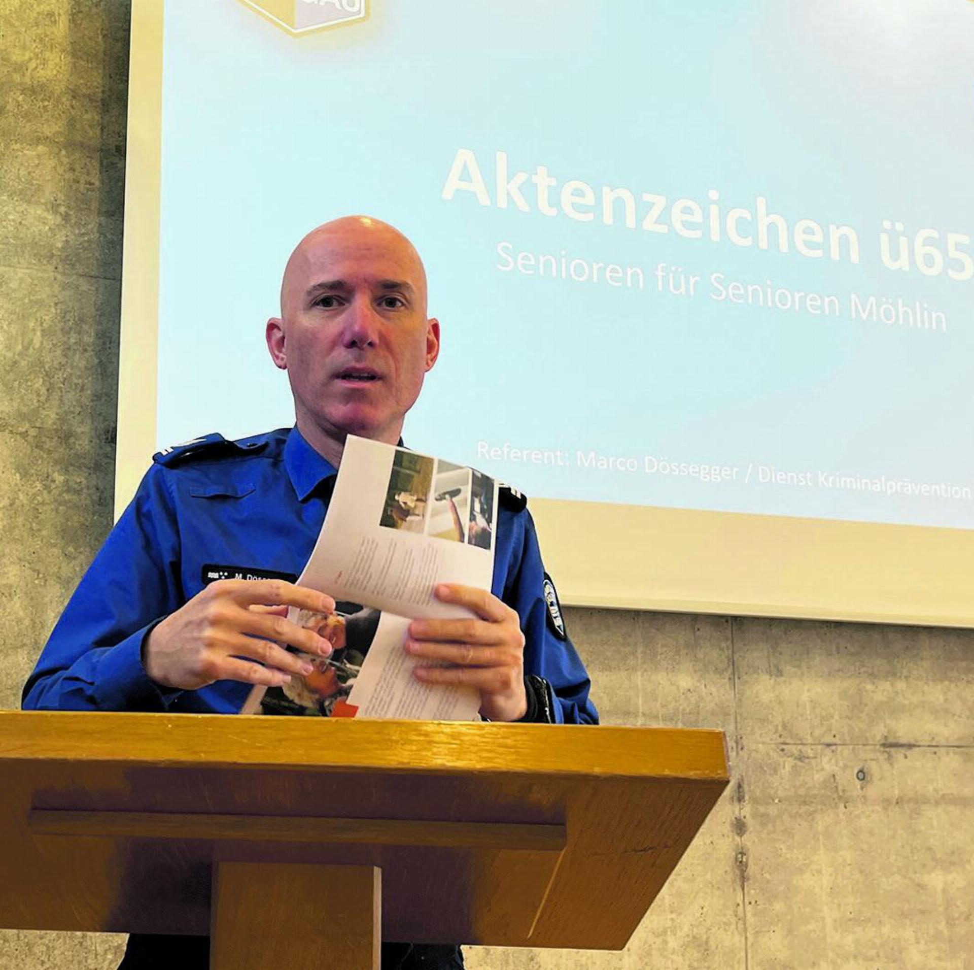 «Aktenzeichen ü60»: Marco Dössegger mit einem interessanten Referat über die Maschen der Trickbetrüger. Foto: zVg