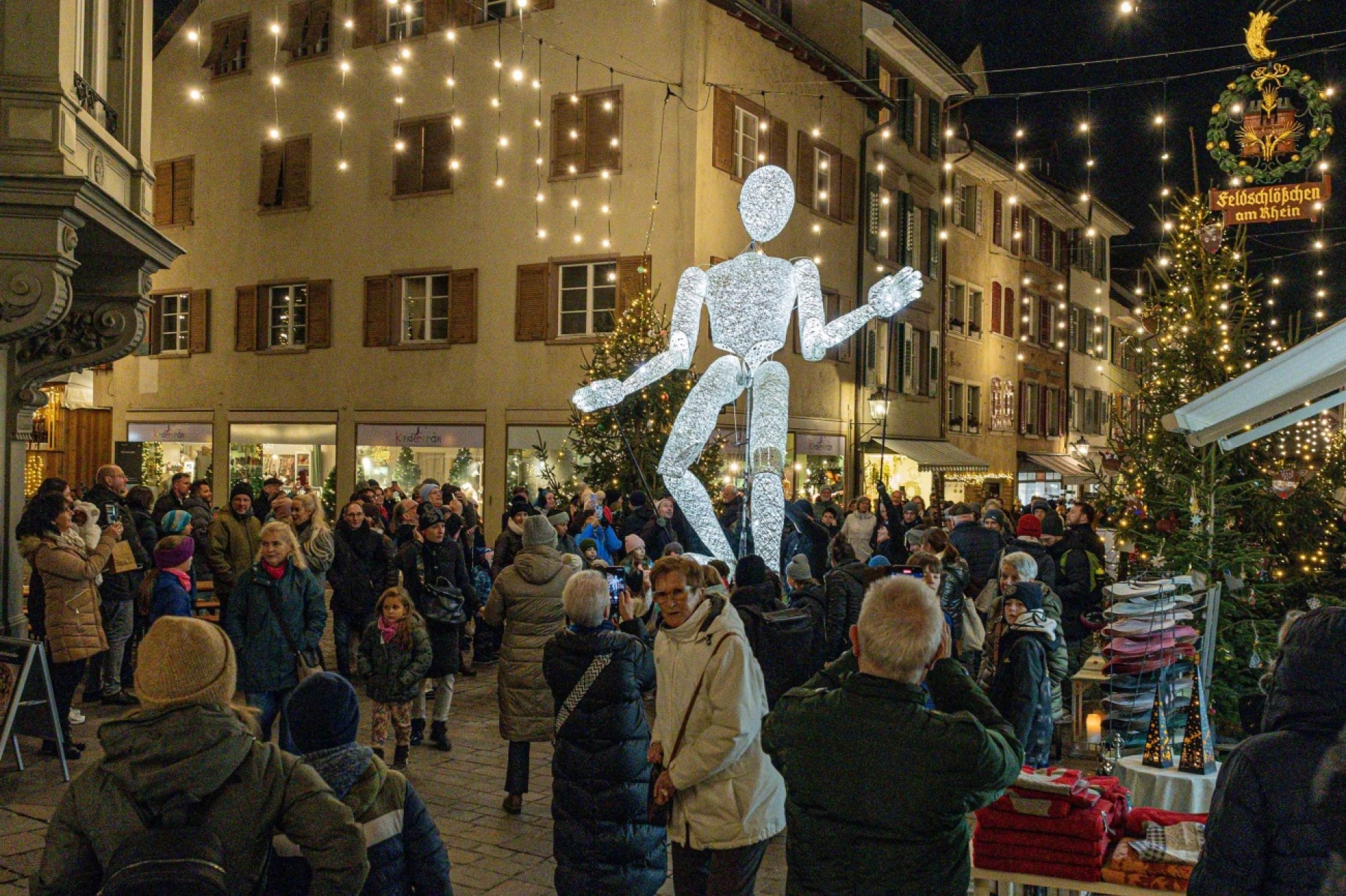 Ein sanfter Lichtriese zieht durch Rheinfelden - Das Bild wird blockiert. – Möglicherweise durch einen aktiven Adblocker.