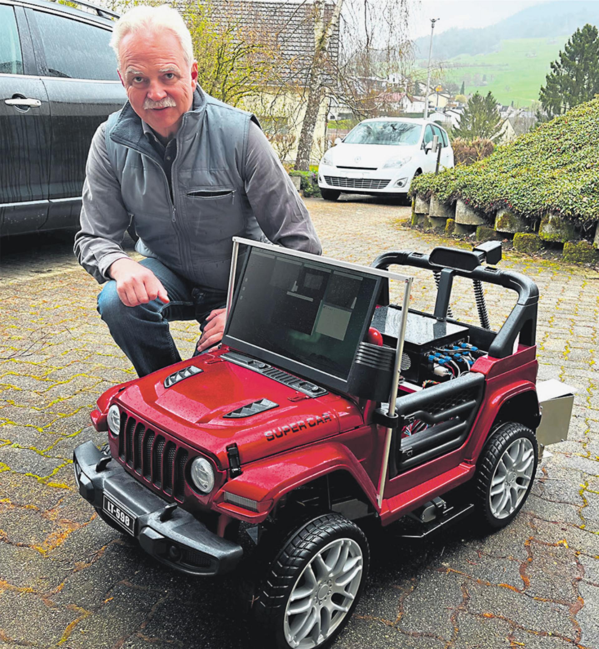 Bruno Freitag hat den vollautomatischen Unkrautverbrenner auf einem Kinder-Jeep montiert. Foto: Valentin Zumsteg