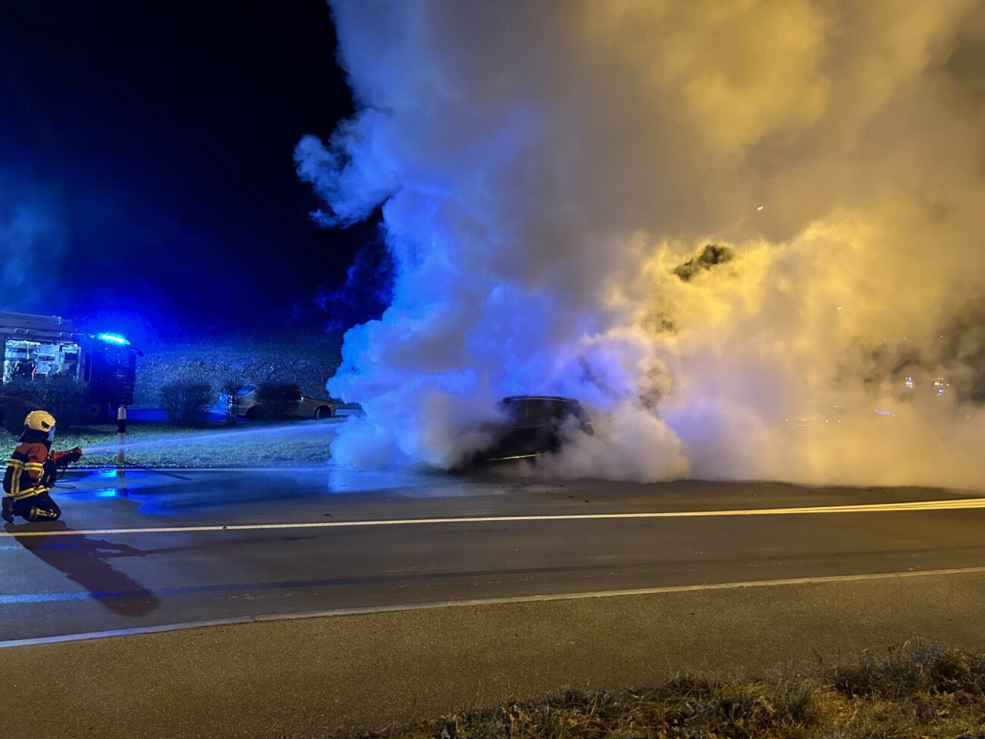 Effingen: Auto geriet in Vollbrand - Das Bild wird blockiert. – Möglicherweise durch einen aktiven Adblocker.
