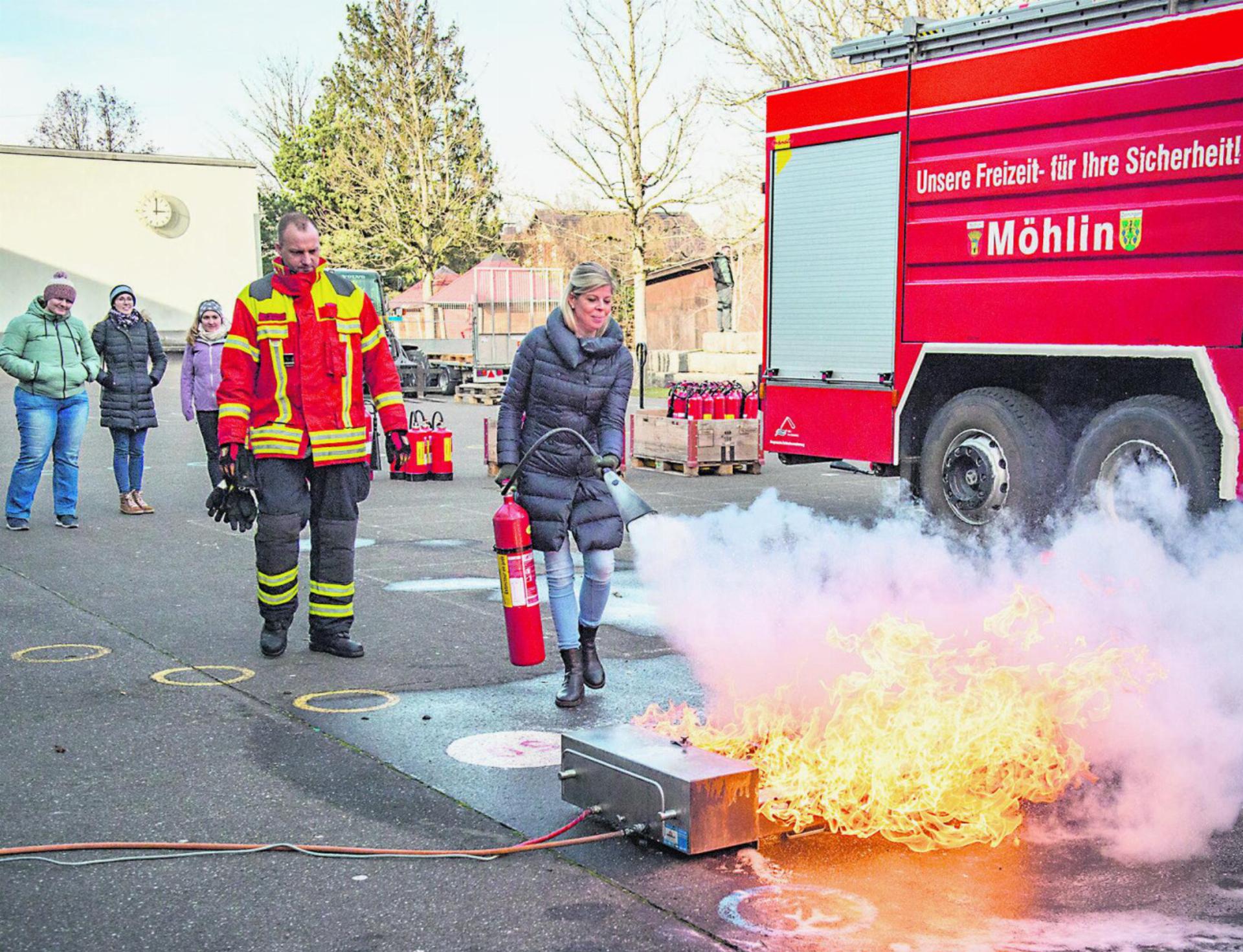 Die Lehrerschaft übte sich in der Brandbekämpfung. Foto: Christian Sägesser