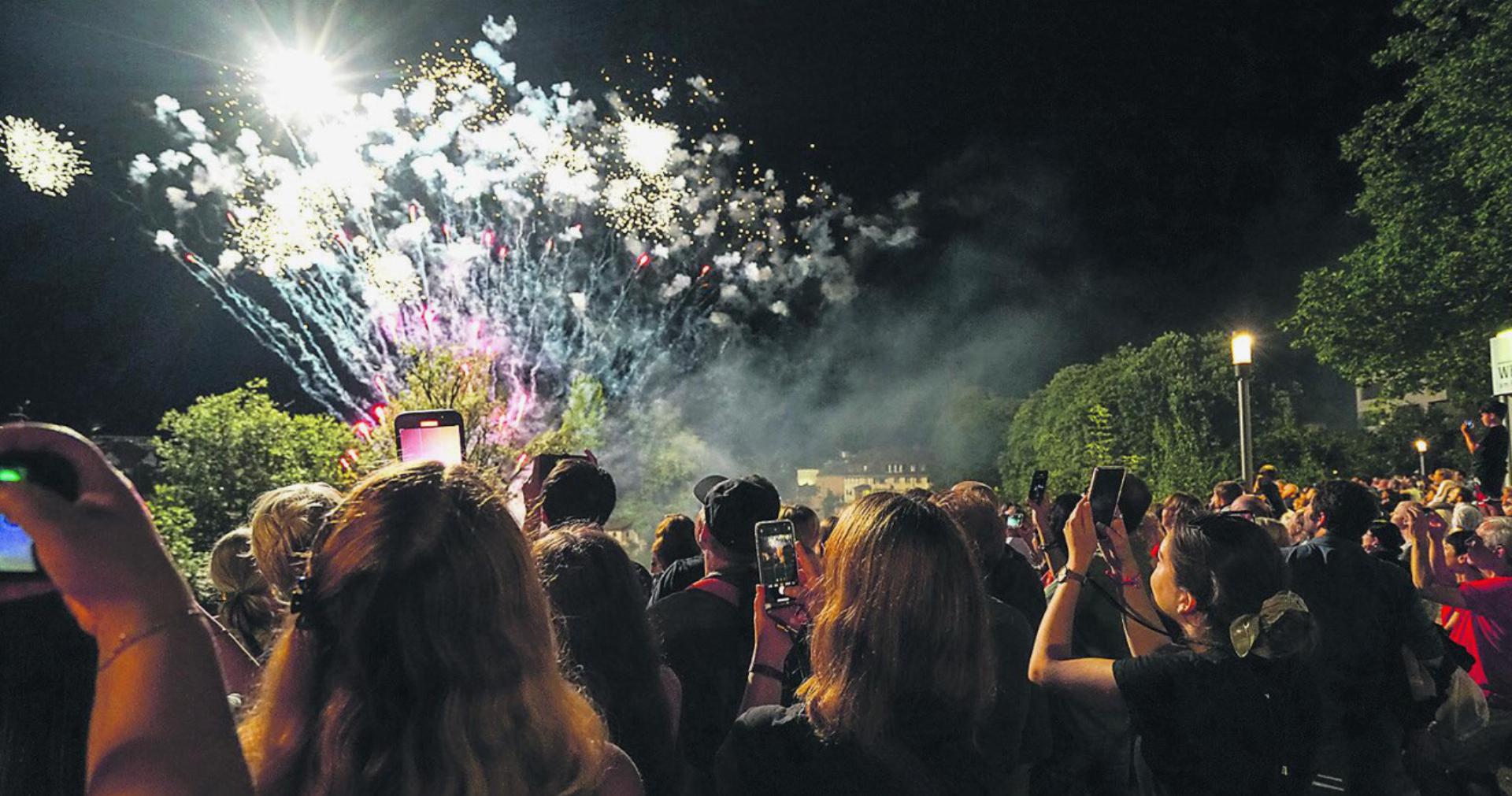 Feuerwerk, schwungvolle Musik und Bratwürste