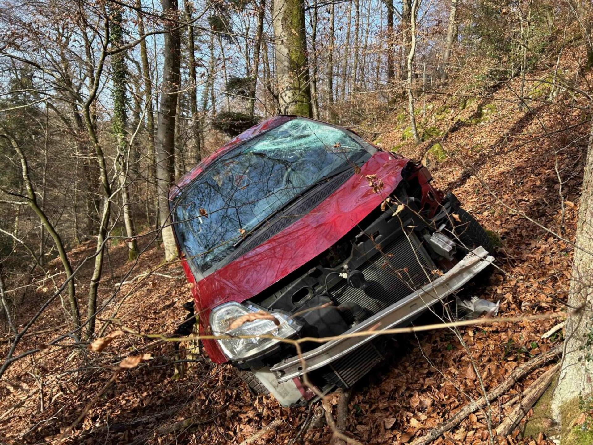 Laufenburg: 18-Jähriger stürzt mit dem Auto einen Hang hinunter - Das Bild wird blockiert. – Möglicherweise durch einen aktiven Adblocker.