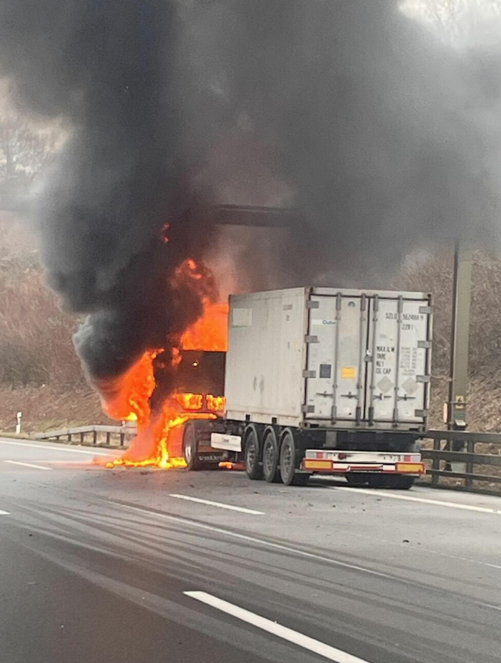 Pratteln: Fahrzeugbrand auf der Autobahn erfordert Feuerwehreinsatz - Das Bild wird blockiert. – Möglicherweise durch einen aktiven Adblocker.