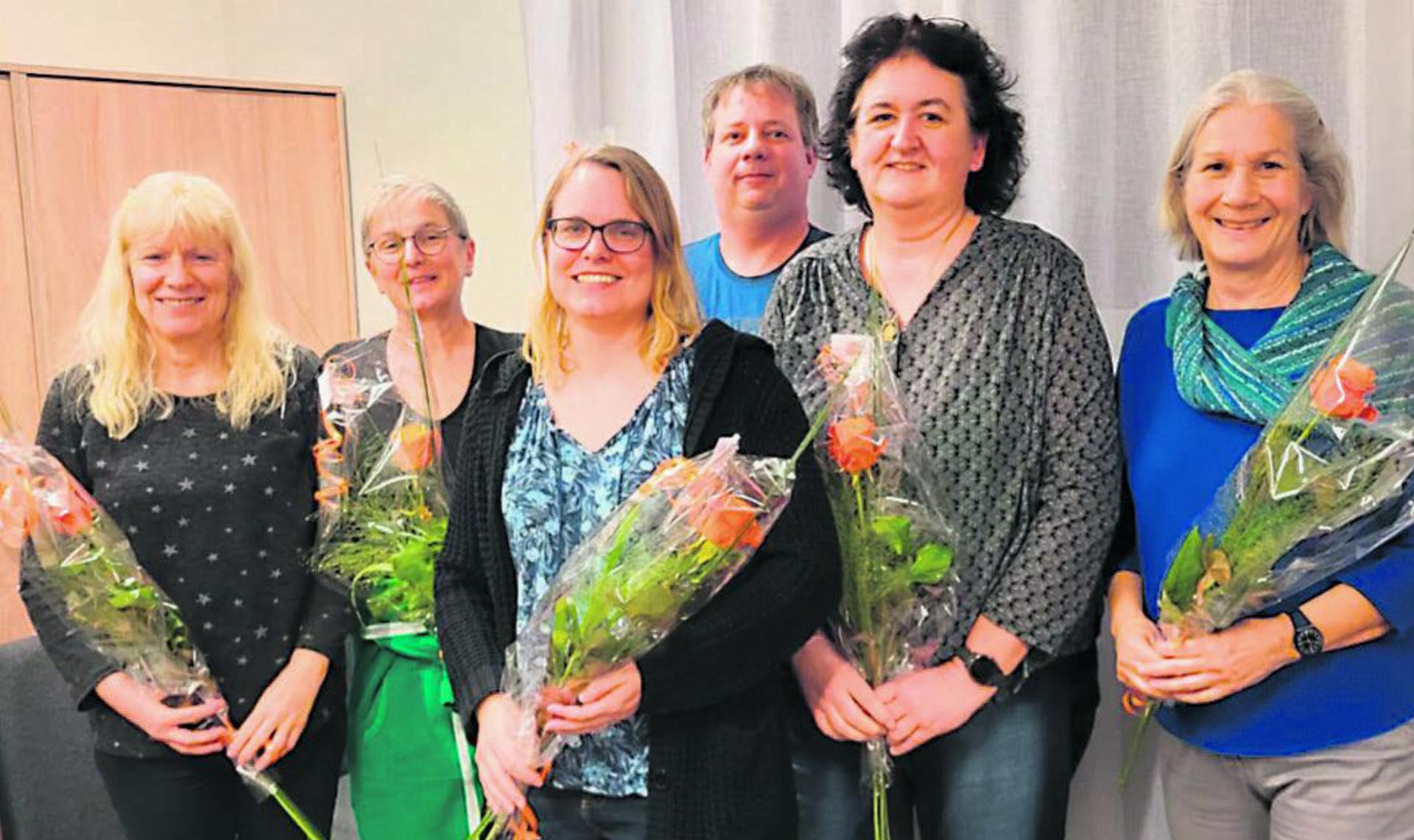 Die Jubilarinnen (von links) Luzia Obrist, Esther Merkofer, Nadja Fasler, Susanne Boutellier und Silvia Erdin mit dem Neumitglied Beat Steinacher. Foto: zVg