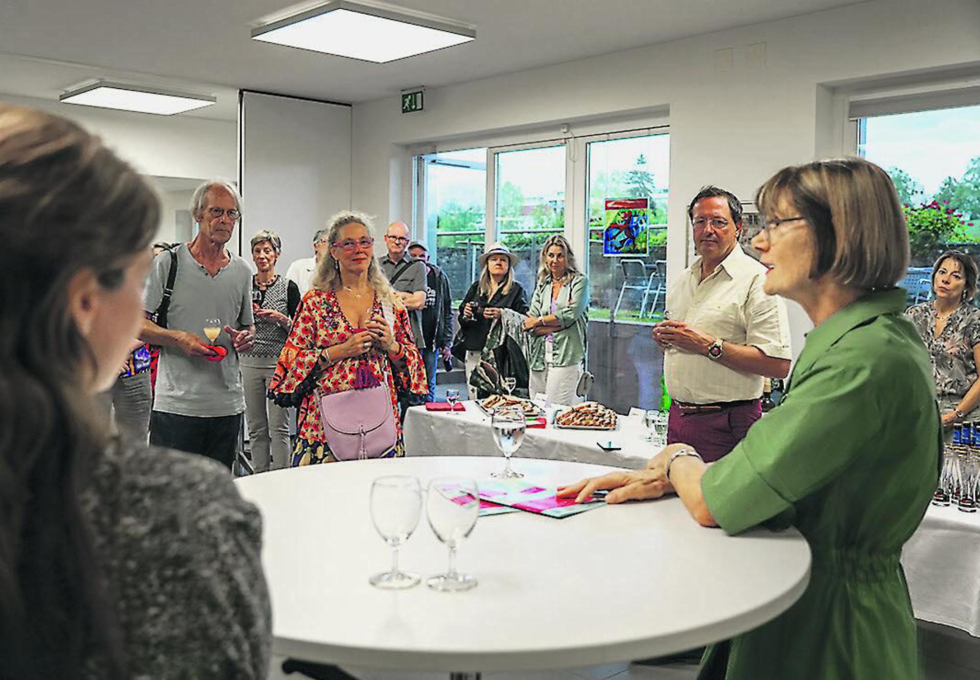 Stadträtin Susanna Schlittler (rechts) freute sich, dass sich nicht weniger als 39 Künstler und Künstlerinnen an den diesjährigen «Offenen Ateliers» beteiligten. Foto: Edi Strub