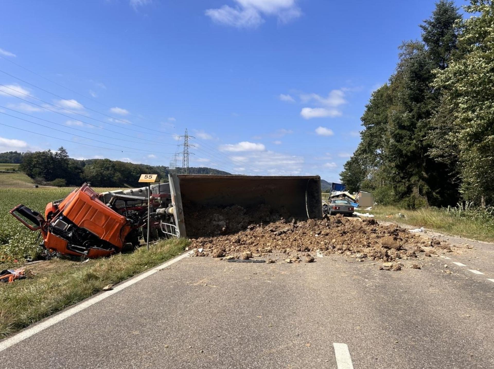 Lastwagenfahrer bei Unfall in Eiken tödlich verletzt