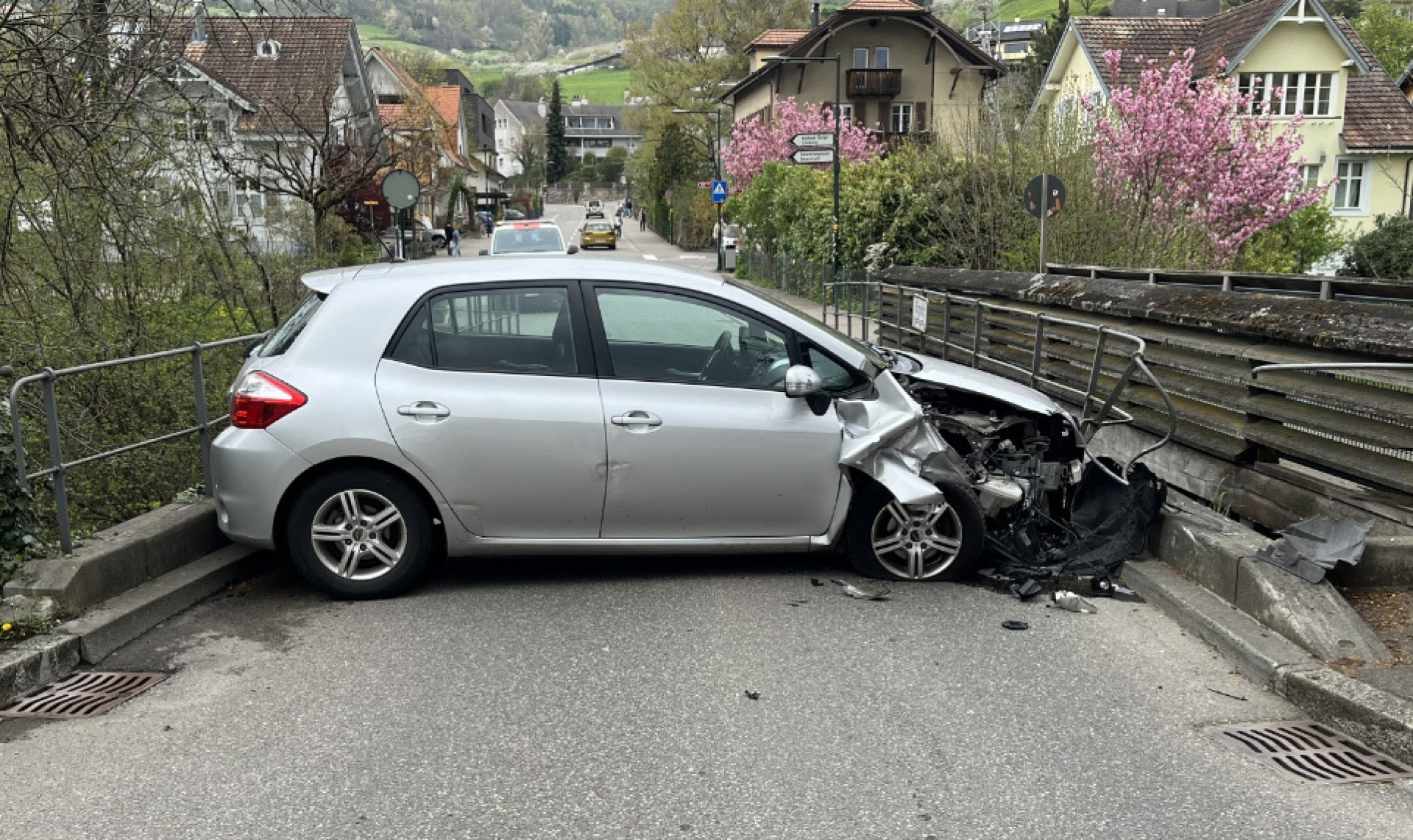 Sissach: Rheinfelderstrasse nach Selbstunfall zeitweise komplett gesperrt - Das Bild wird blockiert. – Möglicherweise durch einen aktiven Adblocker.