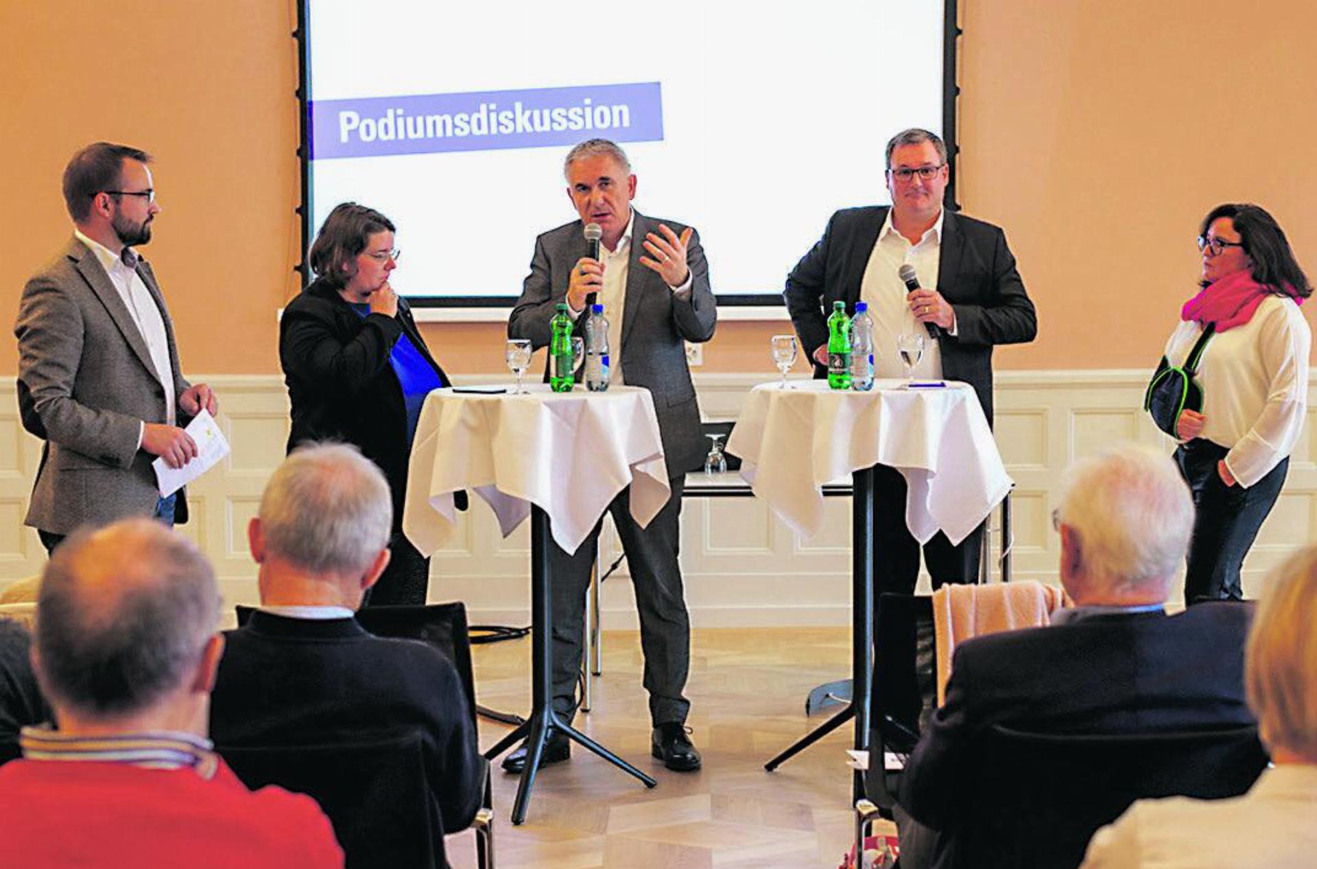 Engagierte Podiumsdiskussion mit Moderator Titus Meier (links), Jeanine Glarner, Alex Hürzeler, Urs Widmer und Astrid Zeiner. Foto. zVg