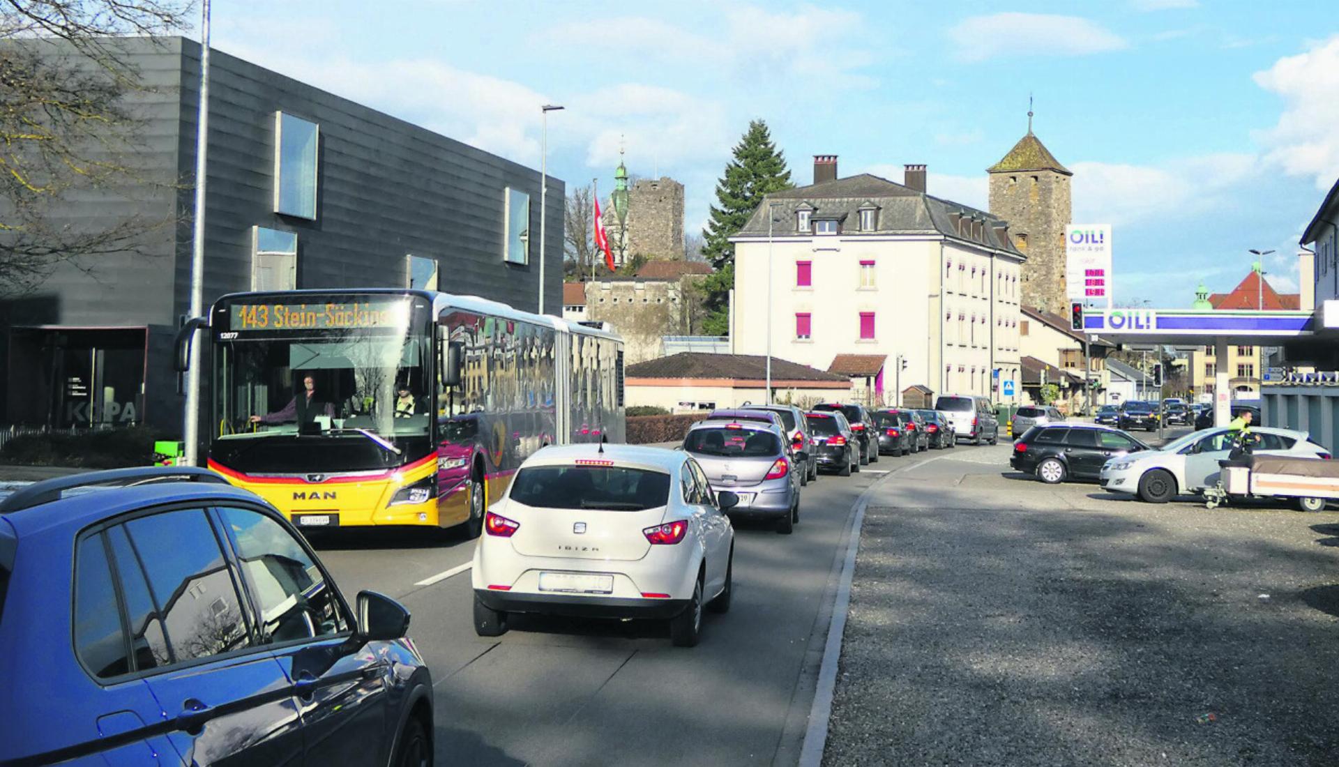 Stehender Verkehr in und um Laufenburg ist ein tägliches Ärgernis. Foto: zVg