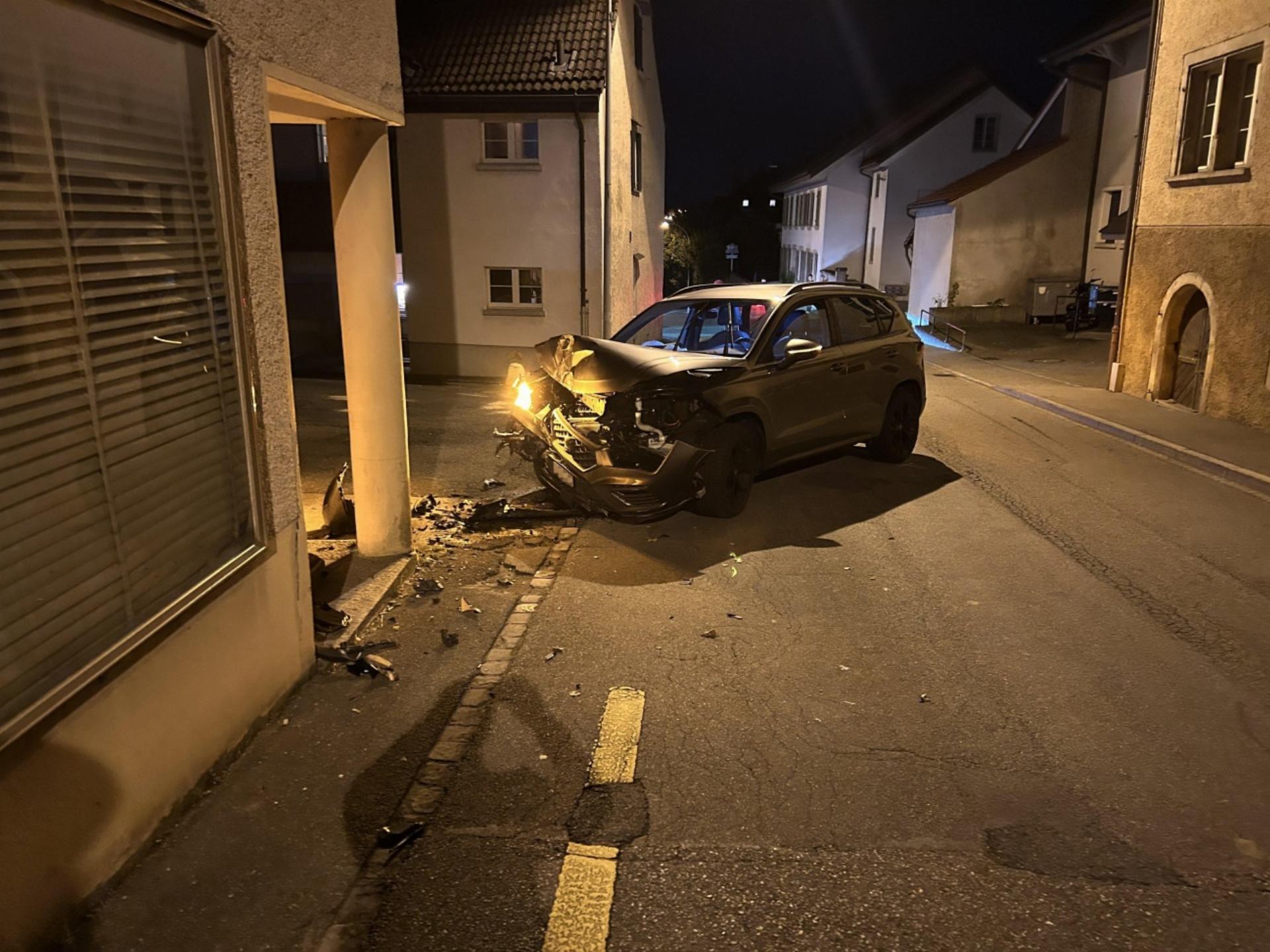 Schinznach Dorf: Heftige Kollision mit Gebäude - Das Bild wird blockiert. – Möglicherweise durch einen aktiven Adblocker.