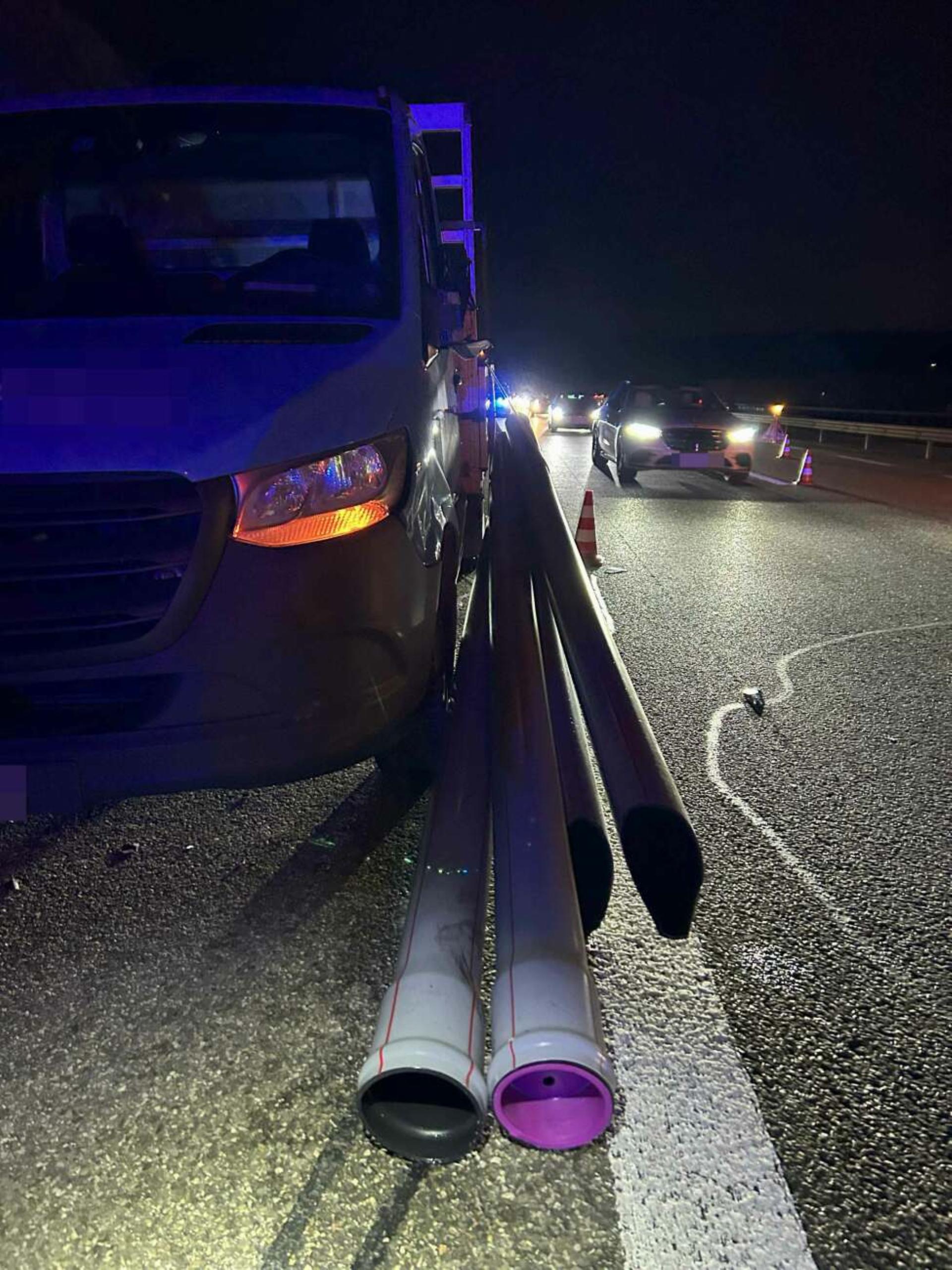 Autobahn bei Hornussen: Verlorene Ladung führt zu Unfällen - Das Bild wird blockiert. – Möglicherweise durch einen aktiven Adblocker.