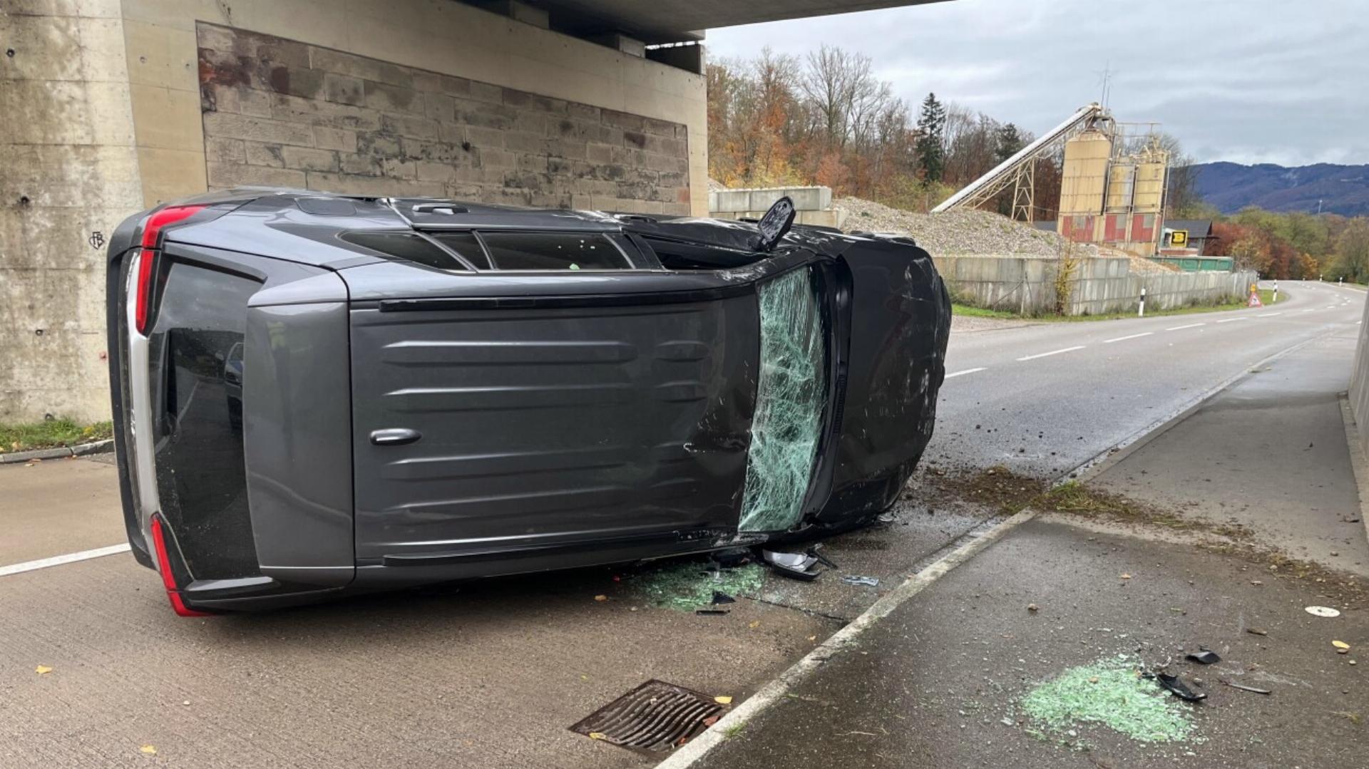 Wallbach: Autoinsassen flüchten nach Selbstunfall