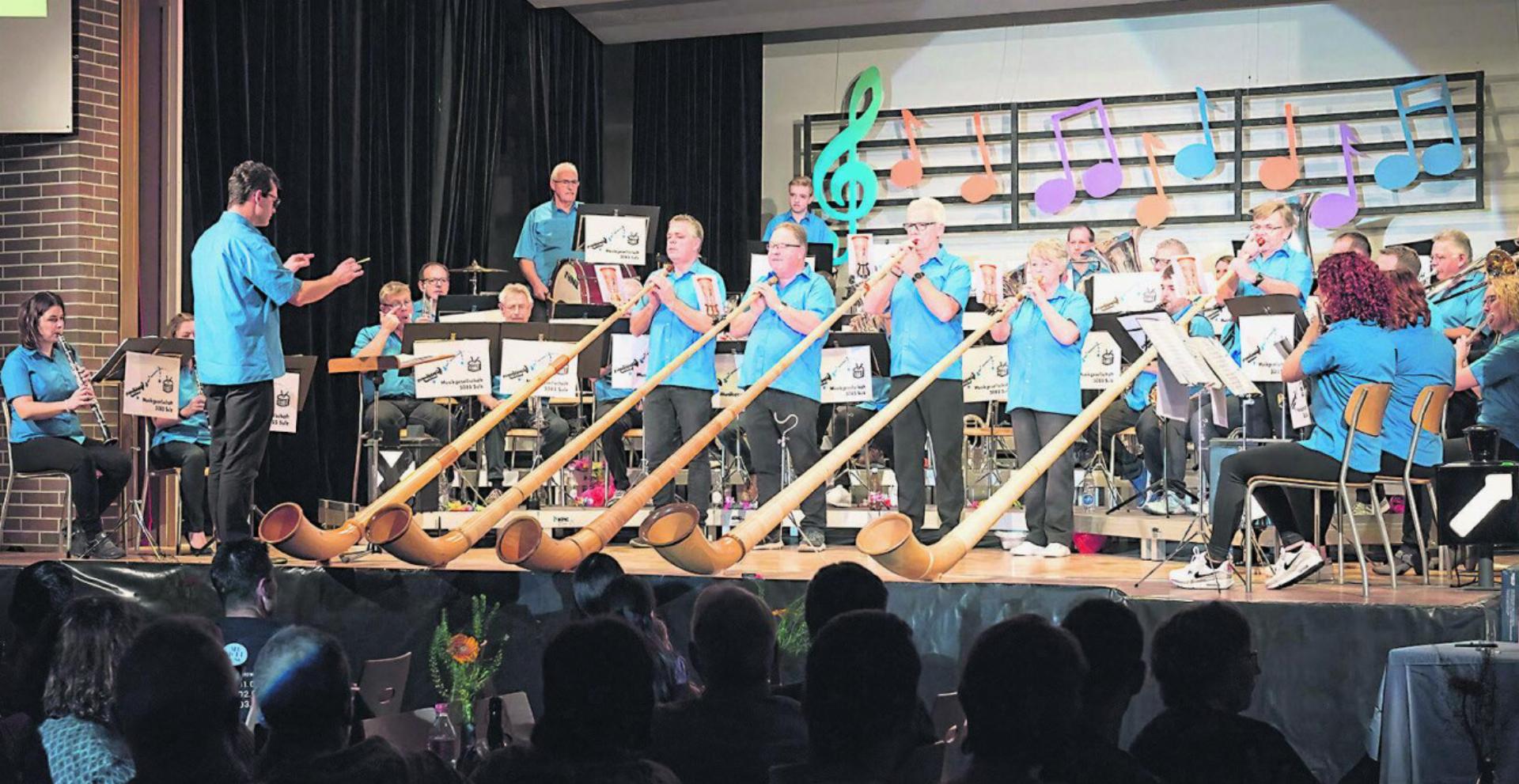 Alphornsolisten am Musikkonzert «Musig Express» der MG Sulz mit der Pregizer Alphornpolka. Foto: zVg