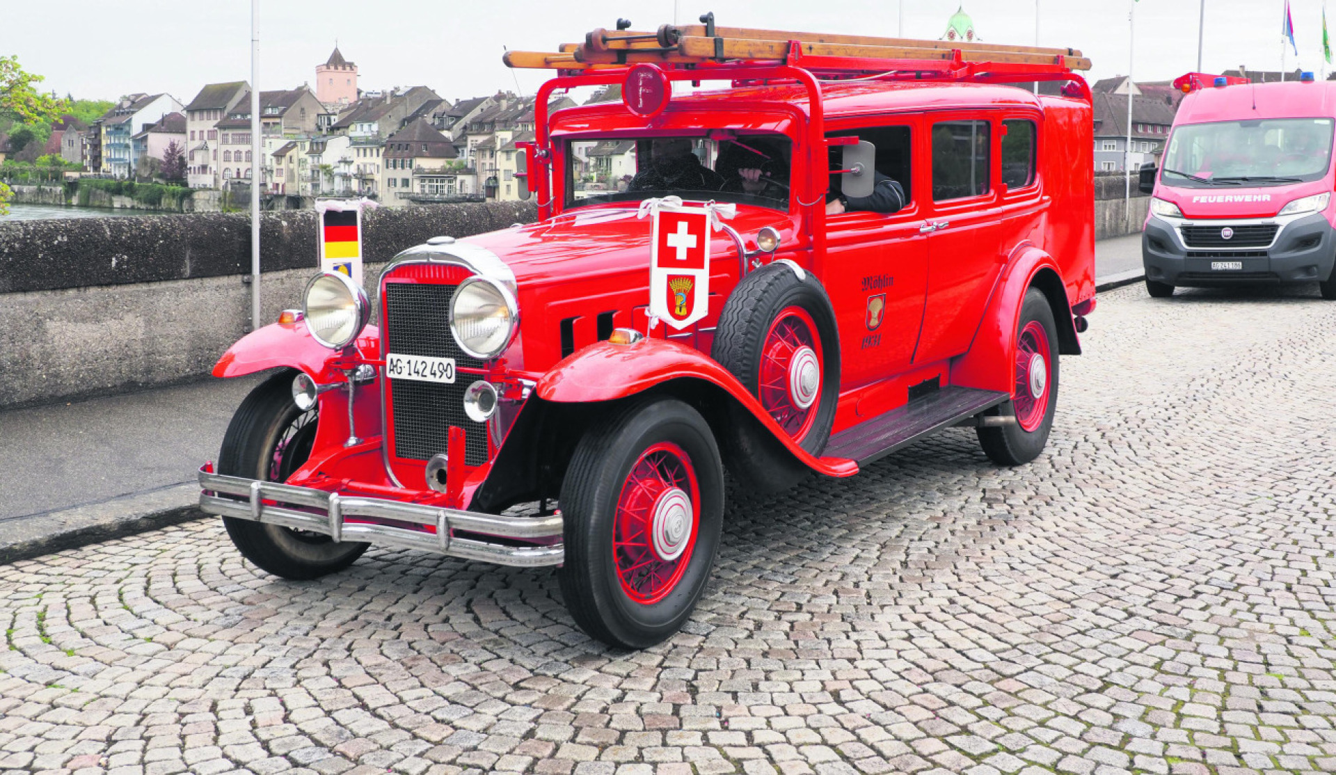Die Feuerwehrdelegationen aus Rheinfelden und Möhlin kam mit dem historischen Piquet-Fahrzeug Buick von 1931 zur Einweihung des zentralen Gerätehauses in Badisch Rheinfelden. Fotos: Boris Burkhardt