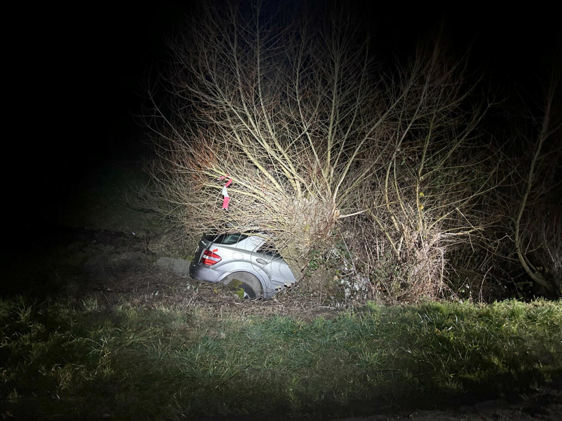 Alkoholisierter Autolenker landet im Bach - Das Bild wird blockiert. – Möglicherweise durch einen aktiven Adblocker.