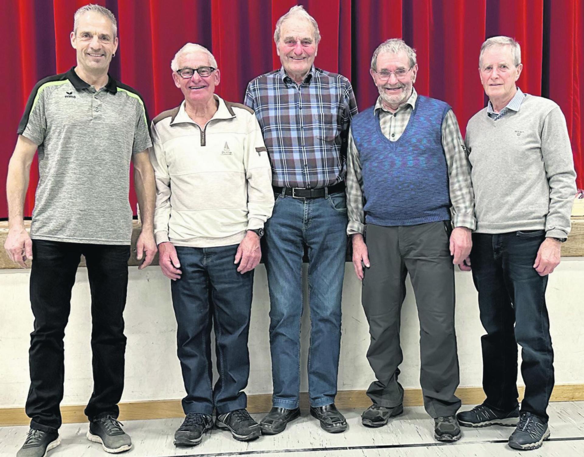 Joe Hochstrasser (Präsident Männerriege) mit den Gründungsmitgliedern (von links): Anton Füglistaller, Guido Erni, Beat Mathis und Peter Leubin. Foto: zVg