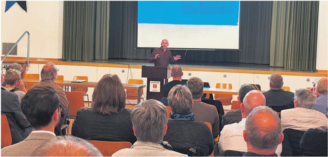 Heiko Ehrich nahm die Versammlung in Eiken mit auf eine Reise in die Zukunft: In die Entwicklung der Bachem im Sisslerfeld. Foto: Susanne Hörth Heiko Ehrich nahm die Versammlung in Eiken mit auf eine Reise in die Zukunft: In die Entwicklung der Bachem im Sisslerfeld. Foto: Susanne Hörth