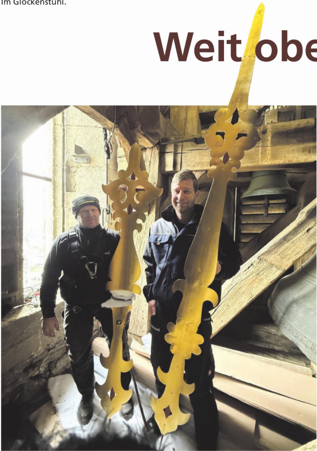 Silvan Fuchs (links) und Jeremias Wicki mit den neuen Zeigern. Silvan Fuchs (links) und Jeremias Wicki mit den neuen Zeigern.