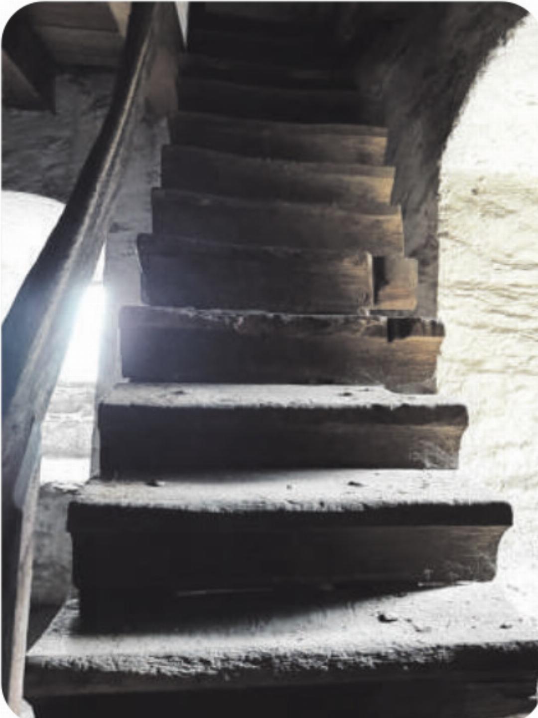 Viele Stufen führen nach oben. Viele Stufen führen nach oben.