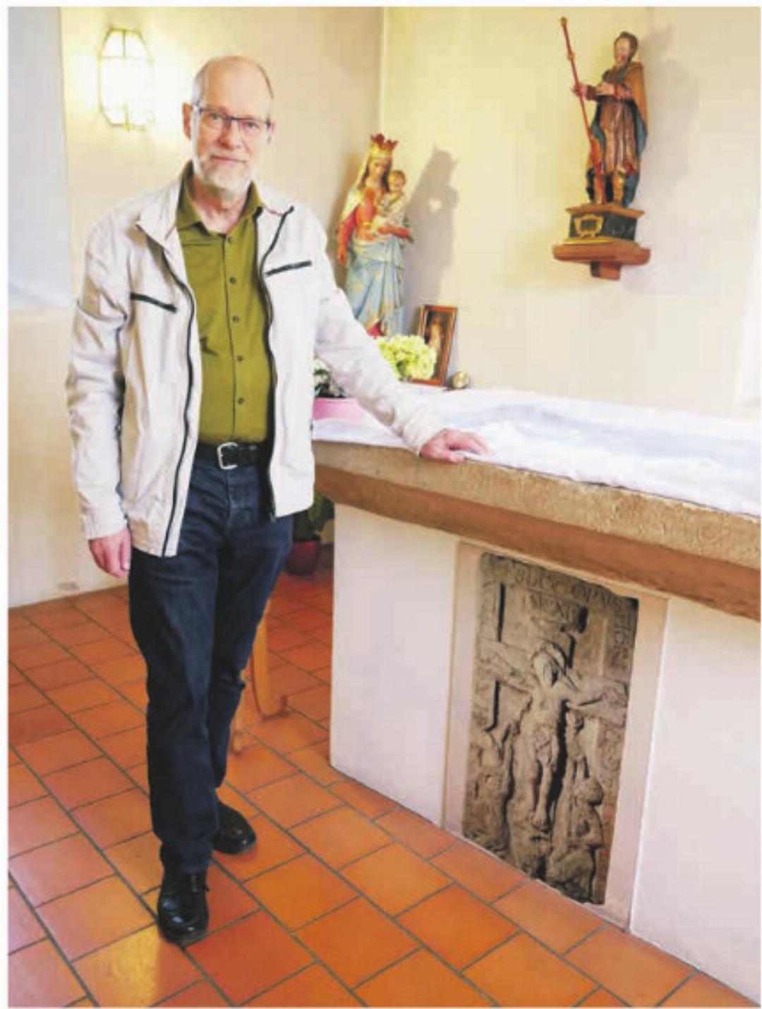 Linus Hüsser enthüllt die Abbildung des bedeutenden Kreuzigungsreliefs. Linus Hüsser enthüllt die Abbildung des bedeutenden Kreuzigungsreliefs.