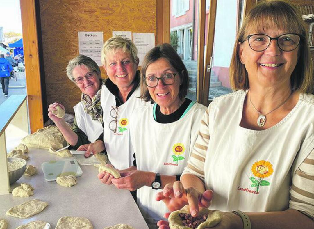 Das Landfrauen-Quartett Trudi Mahrer (von links), Irene Allenspach, Andrea Obrist und Heidi Mossmann war an beiden Tagen im Grosseinsatz. Rechts: Auto-Scooter im Einsatz. Fotos: Willi Wenger Das Landfrauen-Quartett Trudi Mahrer (von links), Irene Allenspach, Andrea Obrist und Heidi Mossmann war an beiden Tagen im Grosseinsatz. Rechts: Auto-Scooter im Einsatz. Fotos: Willi Wenger