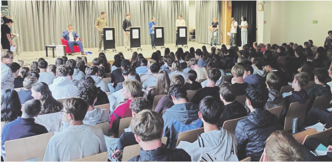 Podiumsdiskussion mit (v.l. Christoph Riner (SVP), Rolf Schmid (SP), Ruben Brönnimann (Junge Grüne), Bea Bieber (GLP) und Nicola Richli (Jungfreisinnige). Fotos: zVg Podiumsdiskussion mit (v.l. Christoph Riner (SVP), Rolf Schmid (SP), Ruben Brönnimann (Junge Grüne), Bea Bieber (GLP) und Nicola Richli (Jungfreisinnige). Fotos: zVg