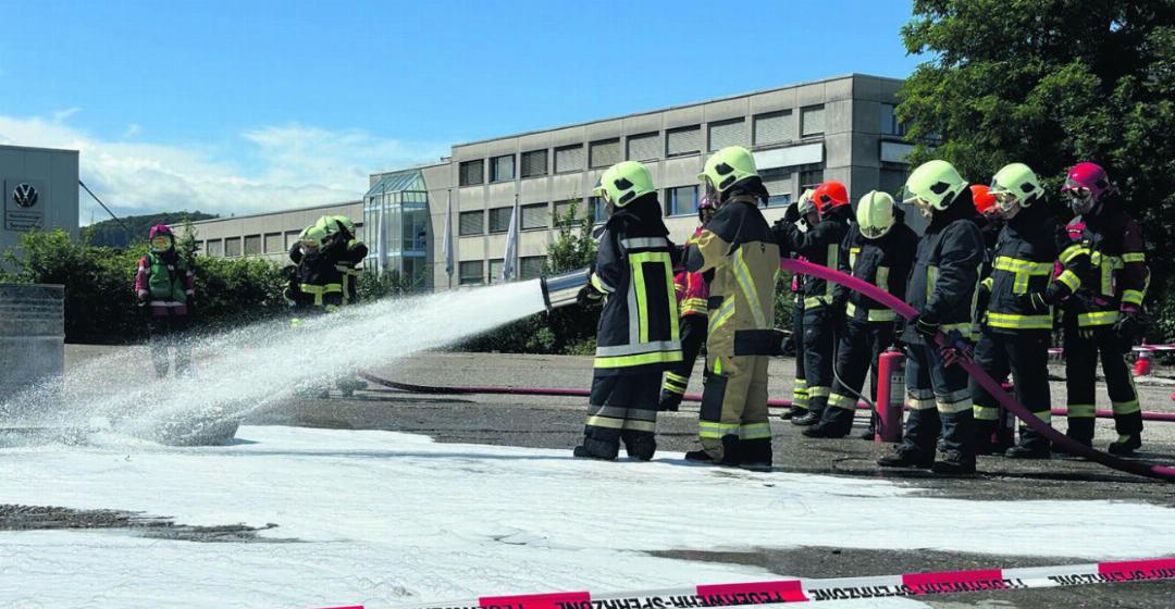 Schaumlöscheinsatz in vollem Gange! Schaumlöscheinsatz in vollem Gange!