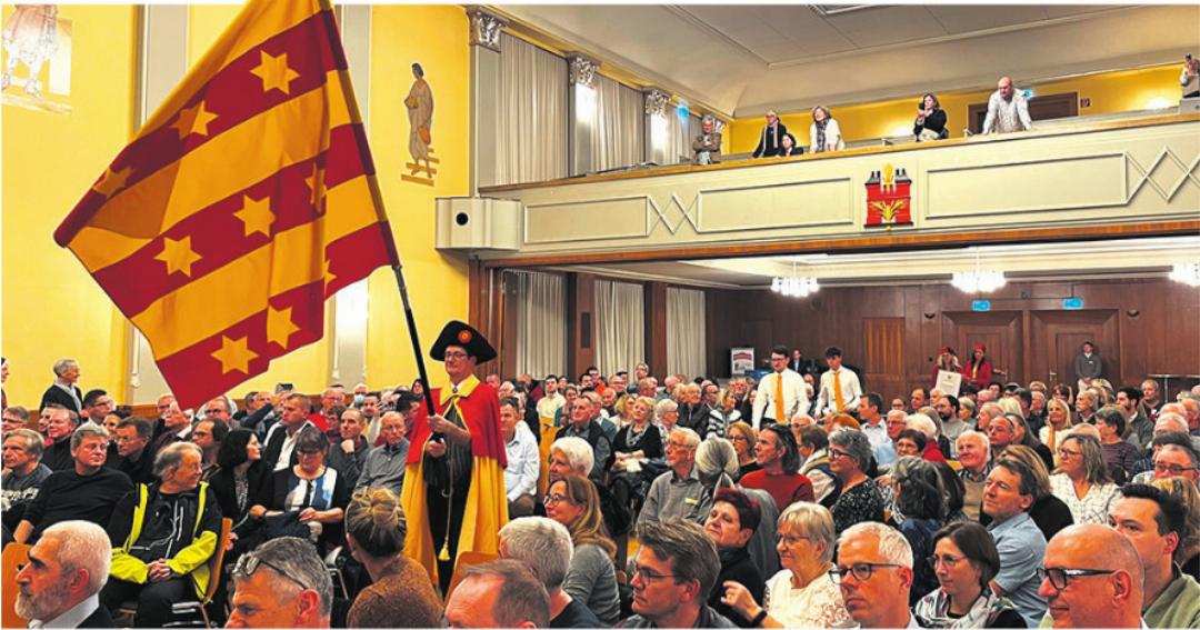 Stadtweibel Marcel Hauri, zwei Mitglieder der Stadtmusik und die Ehrendamen brachten die Ehrenbürger-Urkunde für Franco Mazzi in den Saal. Stadtweibel Marcel Hauri, zwei Mitglieder der Stadtmusik und die Ehrendamen brachten die Ehrenbürger-Urkunde für Franco Mazzi in den Saal.