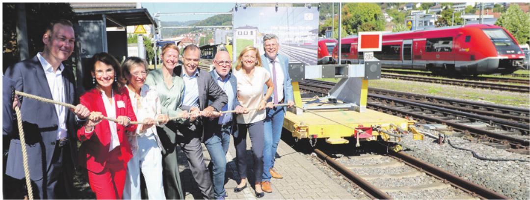 Der symbolische Spatenstich für die Bauarbeiten an der Elektrifizierung der Hochrheinstrecke fand am 20. September in Waldshut statt. Mit dabei waren unter anderem die Basler Regierungsrätin Esther Keller und der baden-württembergische Verkehrsminister Winfried Hermann (2. und 3.v.r.). Bild: Deutsche Bahn AG/ Felix Schiefer Der symbolische Spatenstich für die Bauarbeiten an der Elektrifizierung der Hochrheinstrecke fand am 20. September in Waldshut statt. Mit dabei waren unter anderem die Basler Regierungsrätin Esther Keller und der baden-württembergische Verkehrsminister Winfried Hermann (2. und 3.v.r.). Bild: Deutsche Bahn AG/ Felix Schiefer
