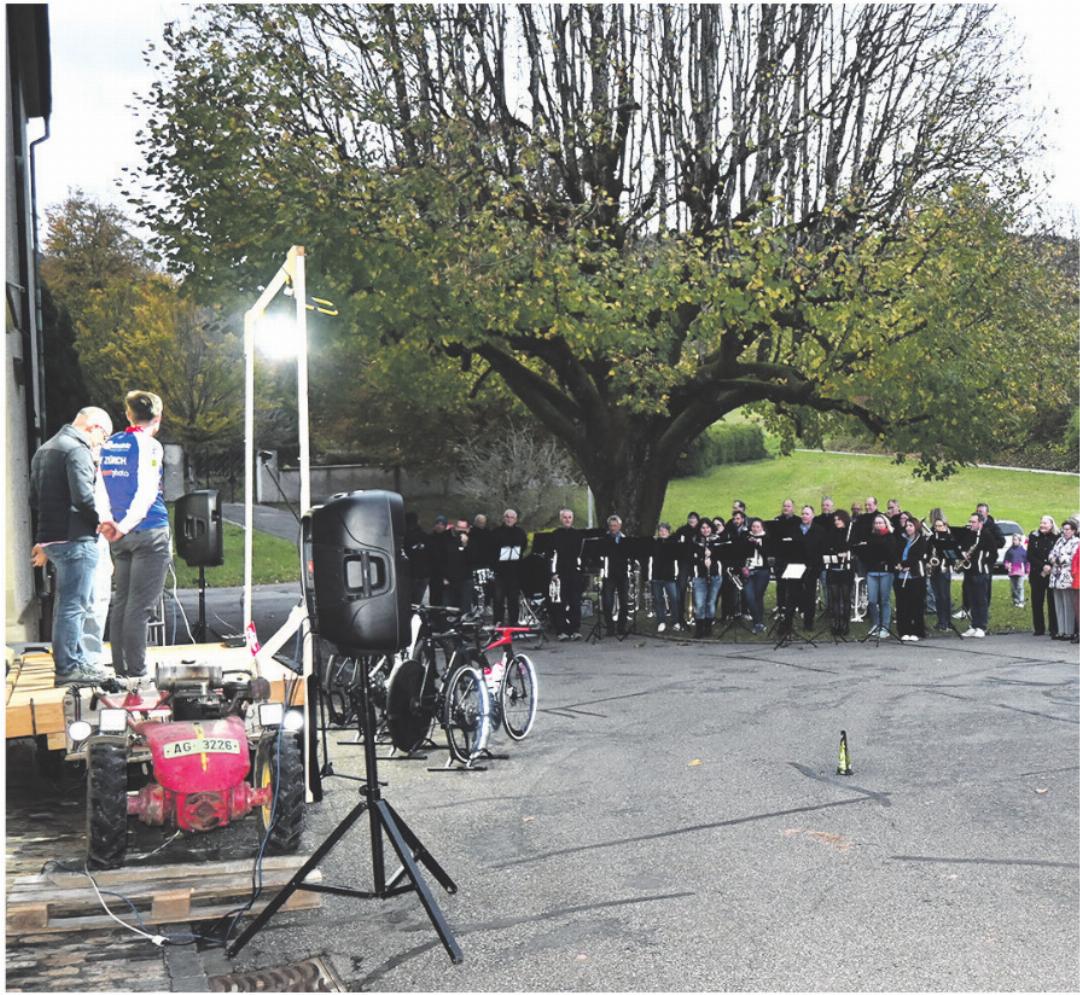 Grosses Interesse beim Empfang der vier Radsportler. Fotos: Ludwig Dünner Grosses Interesse beim Empfang der vier Radsportler. Fotos: Ludwig Dünner