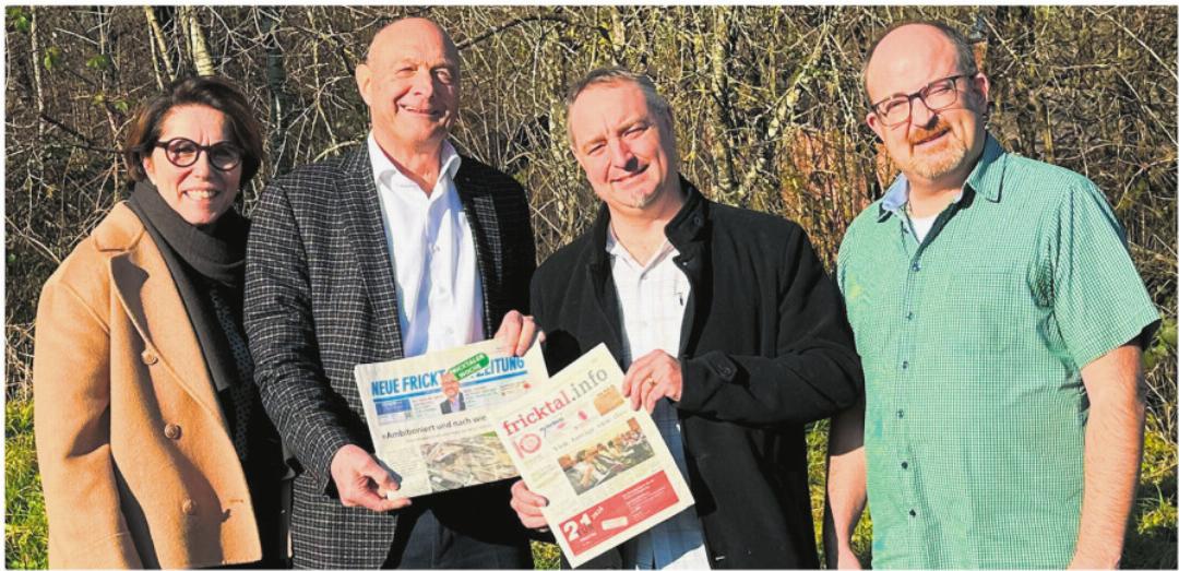 Die beiden Fricktaler Verlegerfamilien arbeiten bei der Herausgabe der Wochenzeitung in Zukunft eng zusammen. Carmela Herzog (von links), Walter Herzog, Ciril Moser und Sascha Moser. Die beiden Fricktaler Verlegerfamilien arbeiten bei der Herausgabe der Wochenzeitung in Zukunft eng zusammen. Carmela Herzog (von links), Walter Herzog, Ciril Moser und Sascha Moser.