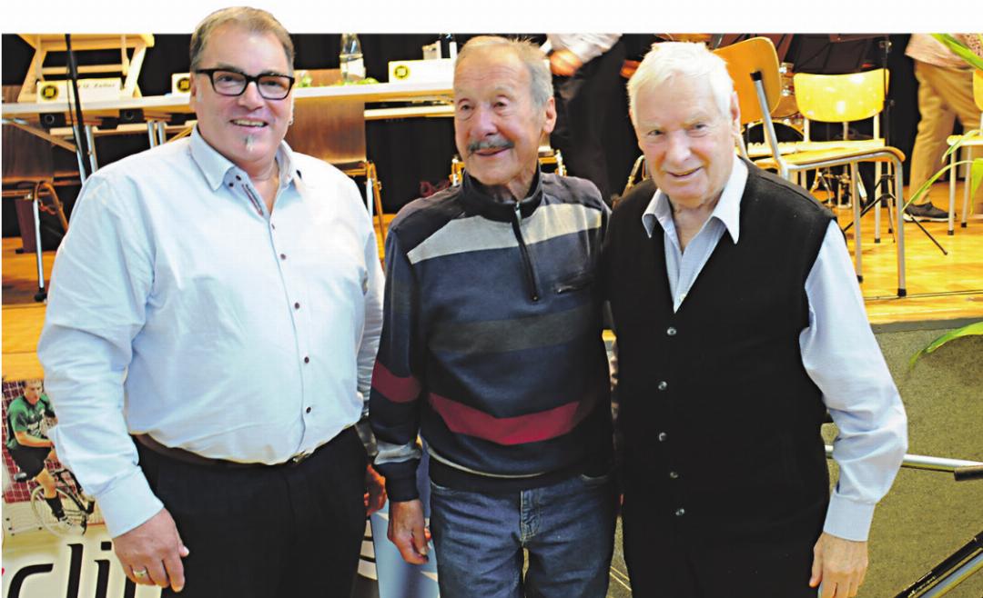 Gemeindeammann Thomas Szabo (links) und VMC Gansingen Ehrenpräsident Marcel Erdin (rechts) freuen sich darüber, dass mit Max Gretener auch ein ehemaliger Teilnehmer der Querfeldeinrennen an der Tagung dabei war. Fotos: August Widmer Gemeindeammann Thomas Szabo (links) und VMC Gansingen Ehrenpräsident Marcel Erdin (rechts) freuen sich darüber, dass mit Max Gretener auch ein ehemaliger Teilnehmer der Querfeldeinrennen an der Tagung dabei war. Fotos: August Widmer