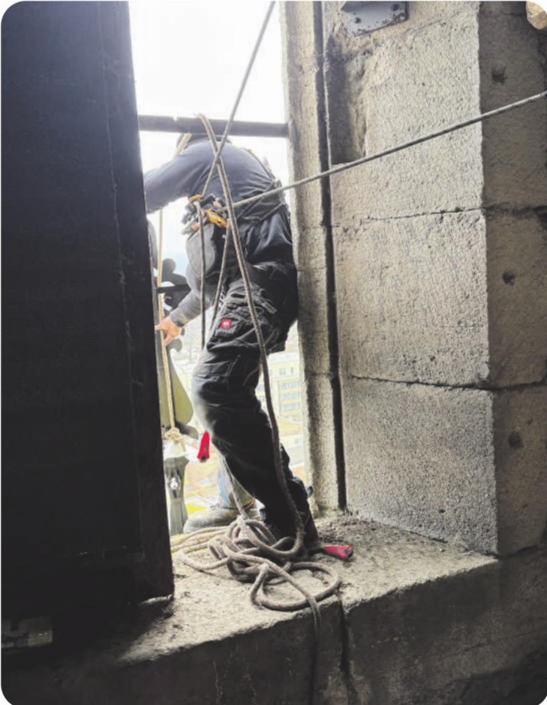 Silvan Fuchs arbeitet gut gesichert. Silvan Fuchs arbeitet gut gesichert.