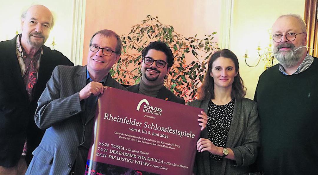 Freuen sich auf drei Opern an den Rheinfelder Schlossfestspielen: Hans Härle (links), Klaus Eberhardt, Dario Rago, Francesca Toninato und Alexander Schwabe. Foto: bbu Freuen sich auf drei Opern an den Rheinfelder Schlossfestspielen: Hans Härle (links), Klaus Eberhardt, Dario Rago, Francesca Toninato und Alexander Schwabe. Foto: bbu