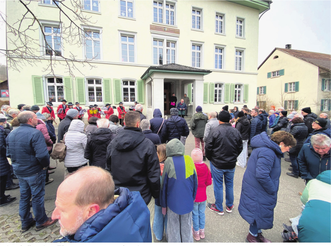 Beim Schulhaus in Hellikon: Das Interesse an der Feier war gross.Fotos: Willi Wenger Beim Schulhaus in Hellikon: Das Interesse an der Feier war gross.Fotos: Willi Wenger